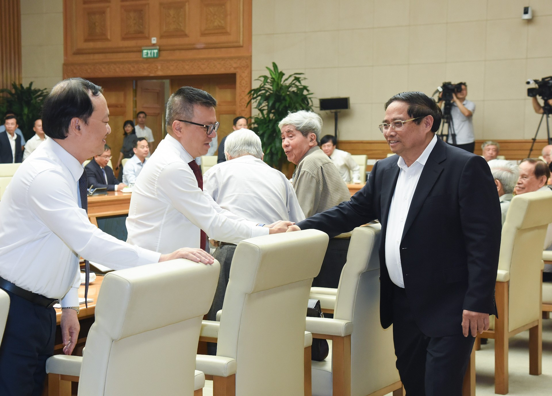 El jefe de Gobierno y delegados a la cita.