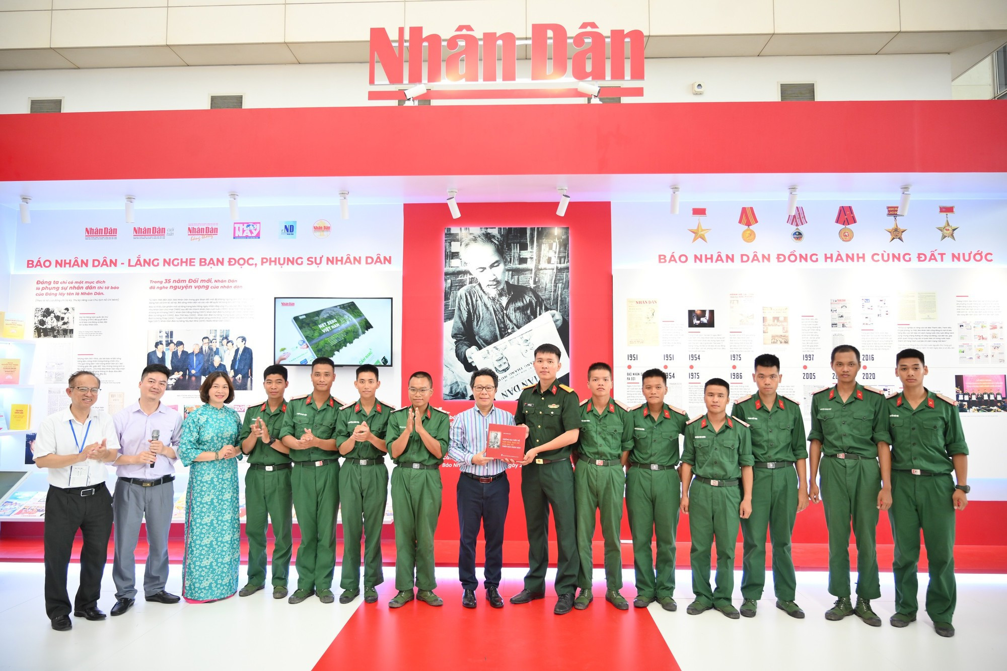 El Batallón Blindado, adscrito al Mando de la Capital, recibe el libro “Artículos del Tío Ho sobre cultura y periodismo en el periódico Nhan Dan”.