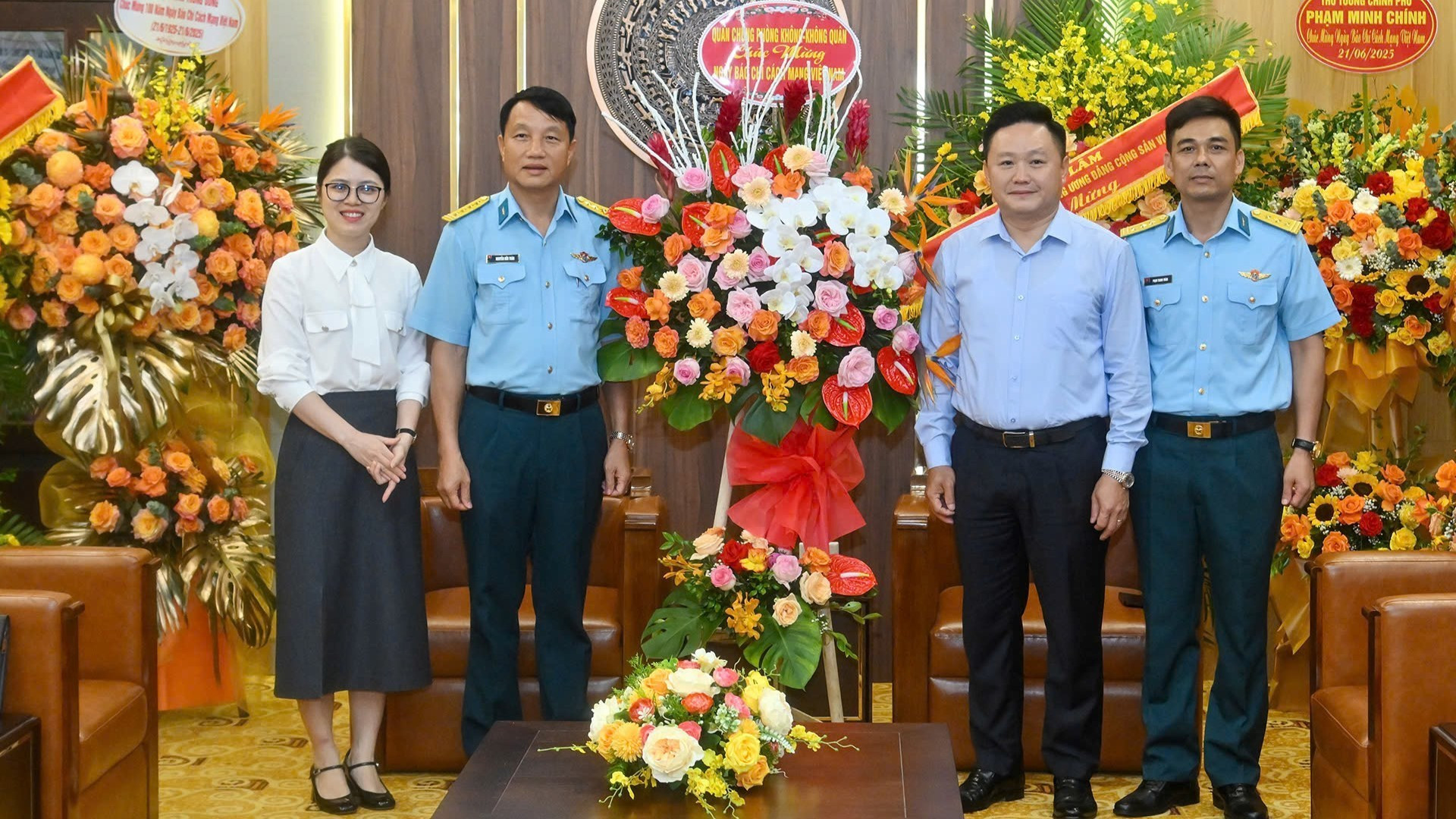 Una delegación de la Fuerza de Defensa Aérea y Antiaérea, encabezada por el coronel Nguyen Huu Toan, visita la sede de Nhan Dan con motivo de la efeméride. Una delegación de la Fuerza de Defensa Aérea y Antiaérea, encabezada por el coronel Nguyen Huu Toan, visita la sede de Nhan Dan con motivo de la efeméride.