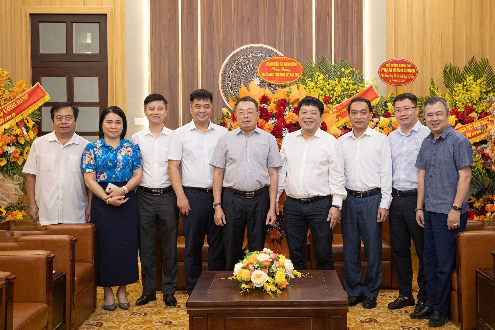 La delegación de la Comisión de Control Disciplinario del Comité Central del Partido estuvo encabezada por el subjefe del ente Hoang Van Tra.