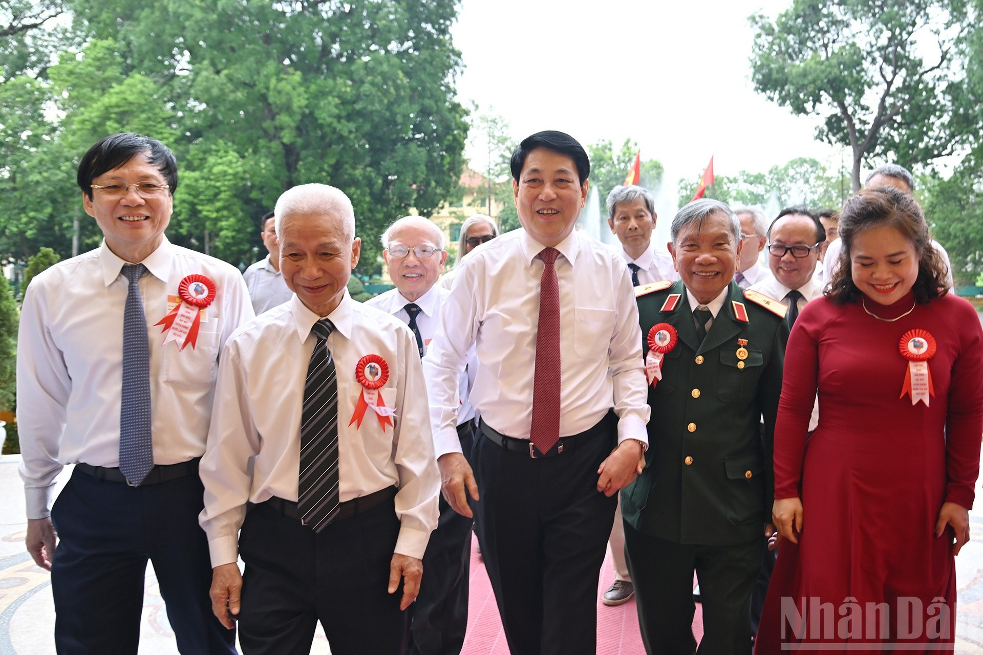 Los delegados entran en la sala de reuniones.