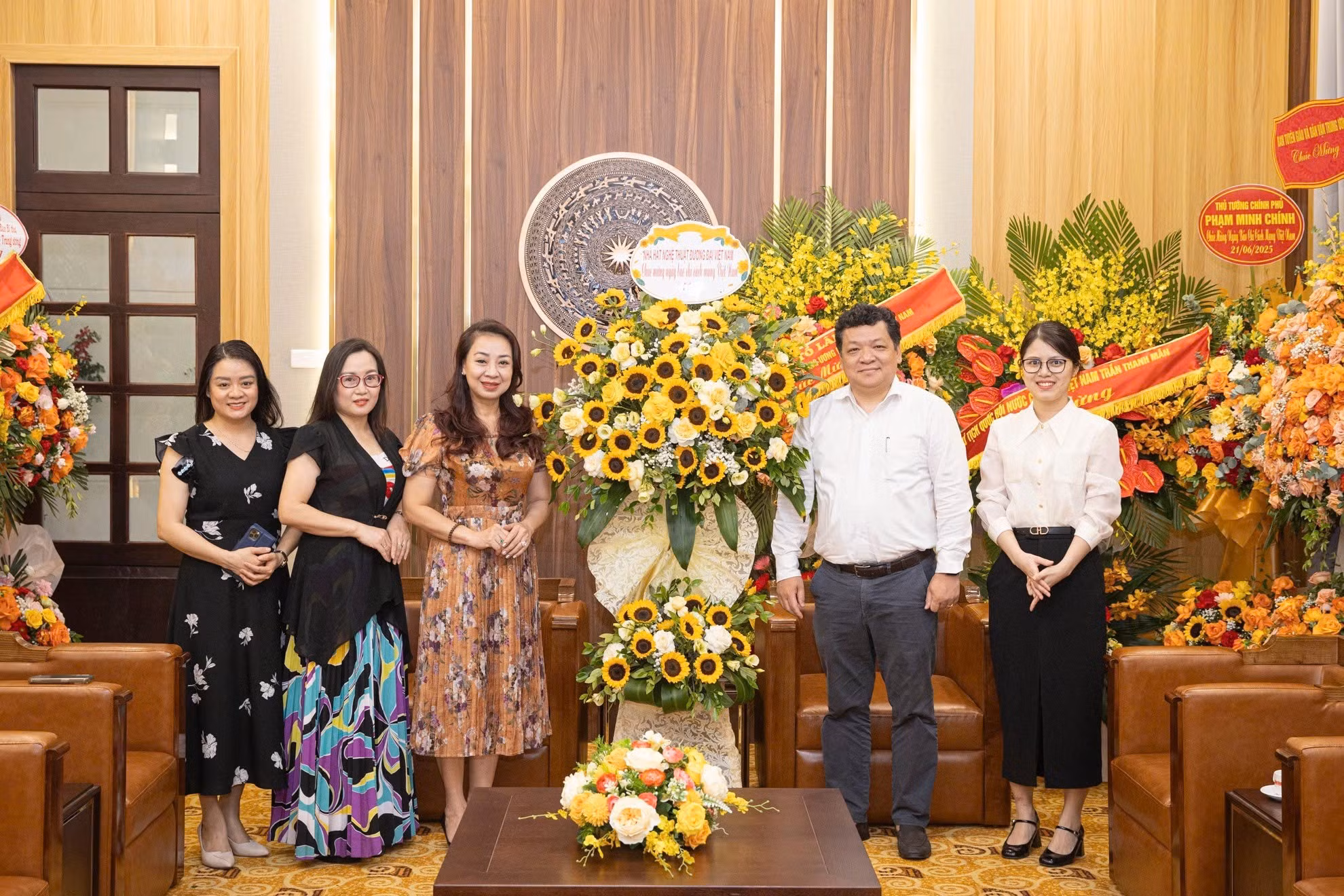 Las felicitaciones provienen además del Teatro de Danza Contemporánea...