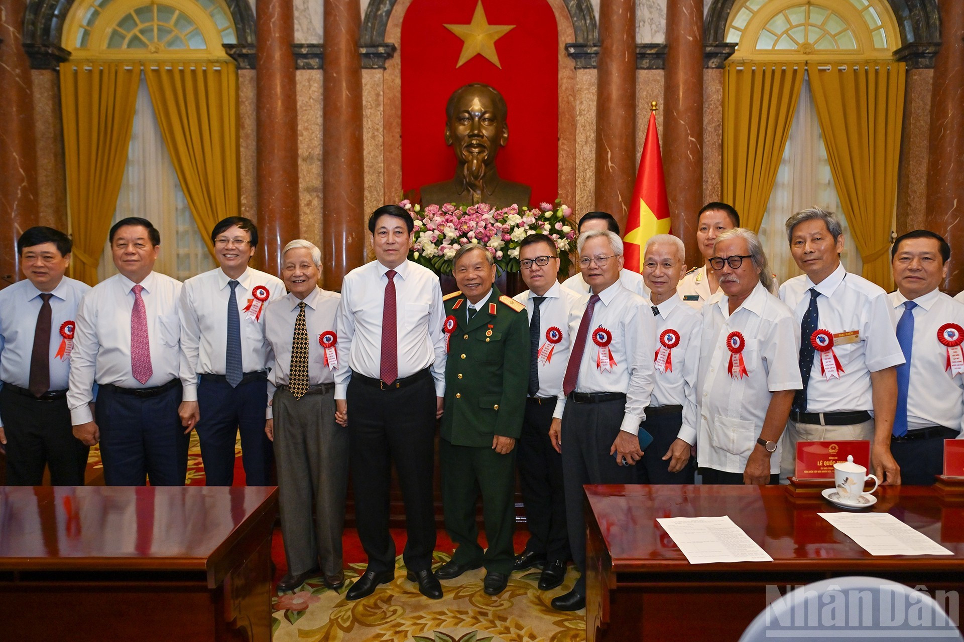 El presidente Luong Cuong posa junto a periodistas participantes.