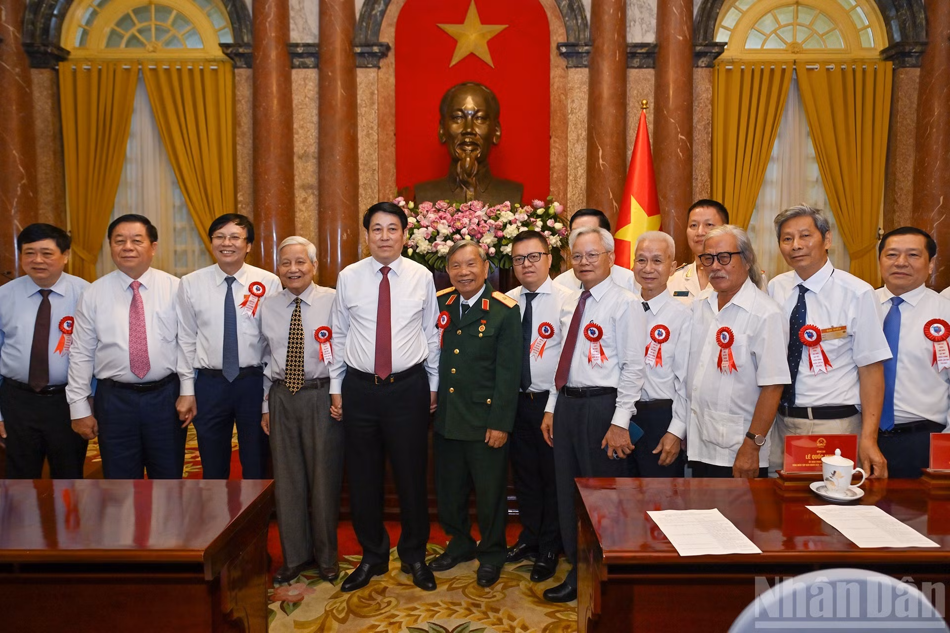 El presidente Luong Cuong posa junto a periodistas participantes.