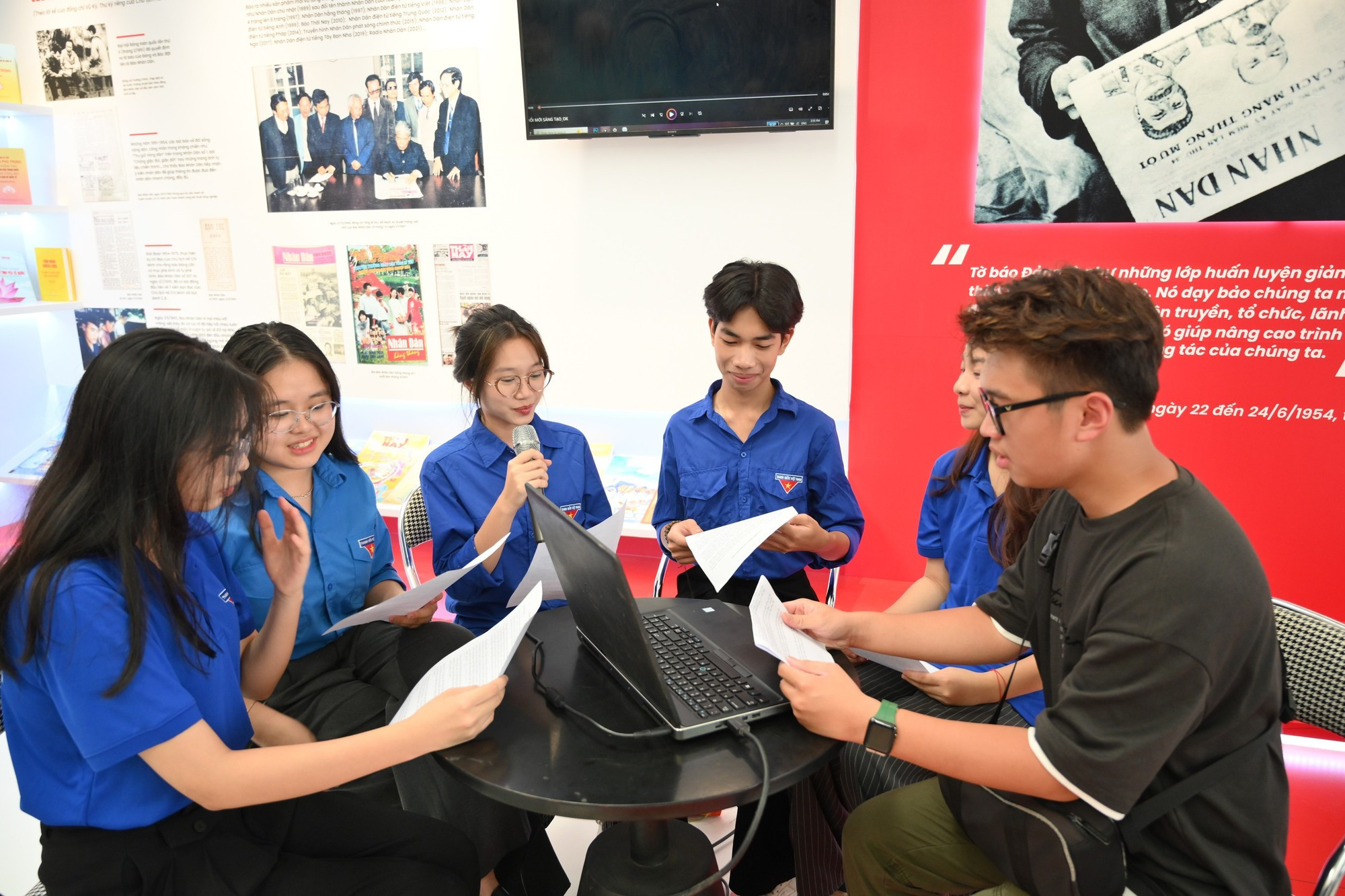 Estudiantes participan en una actividad consistente en hacerse pasar por maestro de ceremonia empleando tecnologías de inteligencia artificial.