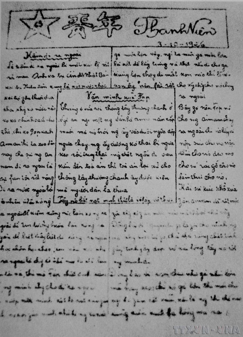 El 21 de junio de 1925, se publicó el primer número del periódico Thanh Nien. El Presidente Ho Chi Minh fue tanto editor jefe como reportero, escribiendo numerosos artículos para el rotativo. Thanh Nien publicó 88 números, contribuyendo significativamente a la difusión del marxismo-leninismo en la Revolución vietnamita y preparando el terreno para la fundación del Partido Comunista de Vietnam en 1930. En la foto: Los primeros números del periódico Thanh Nien.