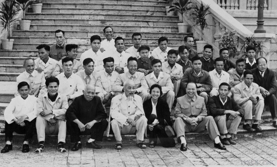 El Presidente Ho Chi Minh, el vicepresidente Ton Duc Thang y el compañero Truong Chinh posan para una foto con el grupo de reporteros que cubrían el III Congreso Nacional del Partido, en 1960.