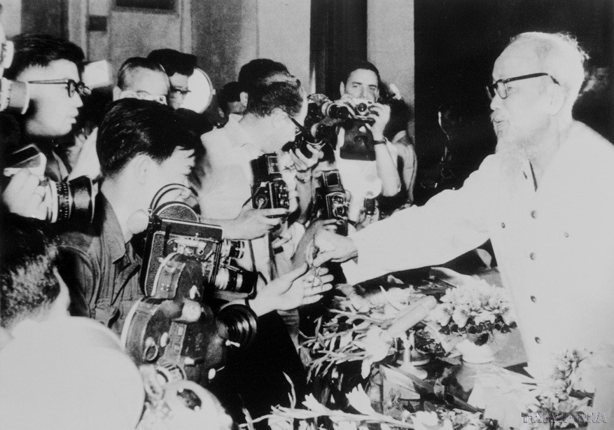 Durante su vida, el Presidente Ho Chi Minh prestó gran atención al trabajo periodístico. En la foto: El Presidente Ho Chi Minh se reúne con periodistas nacionales e internacionales en Hanói (mayo de 1968).