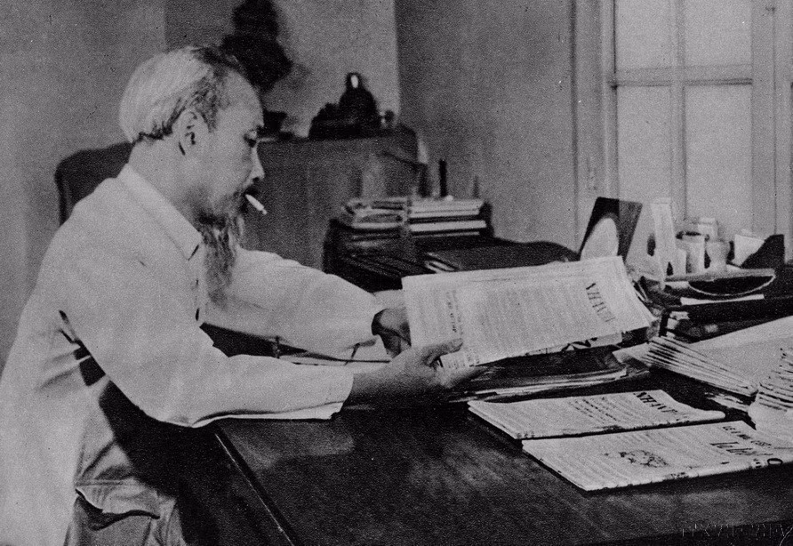 El Presidente Ho Chi Minh dedicó tiempo a la lectura de periódicos en el Palacio Presidencial, en los primeros días de paz en 1954.