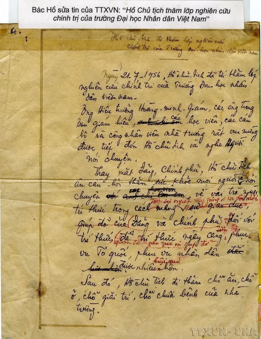 La prensa fue un canal de información extremadamente importante para el Presidente Ho Chi Minh. Entre los medios, siempre tuvo un cariño y atención especial por la VNA. A pesar de su apretada agenda, diariamente dedicaba tiempo a escuchar la radio, leer los boletines de la VNA y, en ocasiones, corregir personalmente artículos, línea por línea, y brindar consejos a los reporteros de esa agencia. En la foto: Correcciones manuscritas del Presidente Ho Chi Minh en una noticia de la VNA.