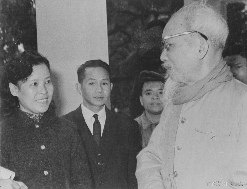 El Presidente Ho Chi Minh aconsejando a la reportera Tue Oanh de la Agencia Vietnamita de Noticias (VNA) sobre cómo escribir noticias durante la cobertura de las elecciones de la Asamblea Nacional (26 de abril de 1964).