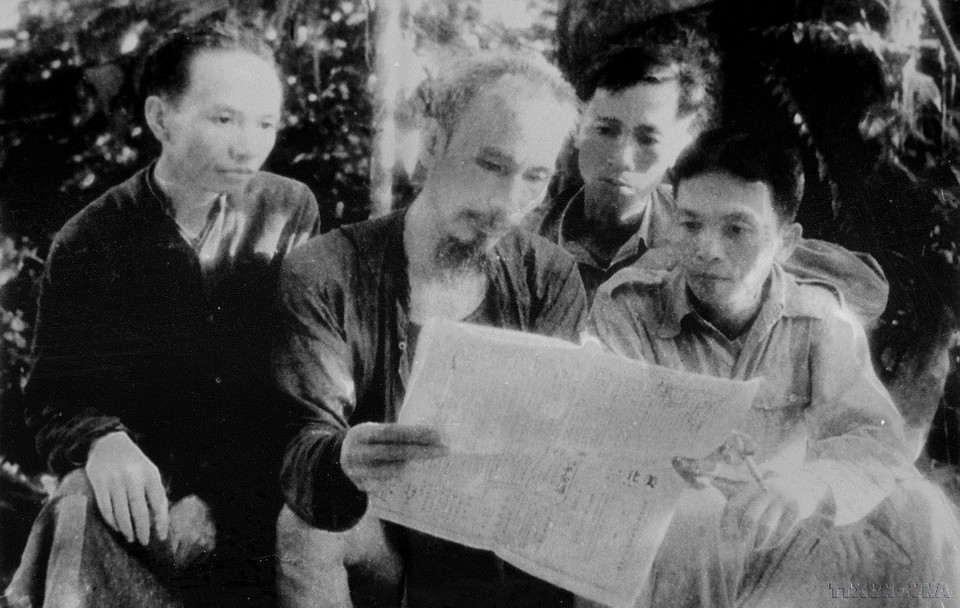 El Presidente Ho Chi Minh junto a los compañeros Truong Chinh, Le Duc Tho y Vo Nguyen Giap leyendo un periódico en la base de resistencia de ATK Thai Nguyen en 1947.