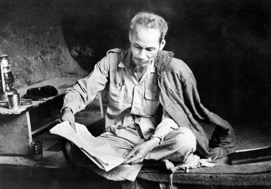 El Presidente Ho Chi Minh fue un lector activo de la prensa nacional e internacional. Cultivó el hábito de leer periódicos de forma constante y rigurosa. En la foto: Durante el período de resistencia contra los colonialistas franceses en la base revolucionaria de Viet Bac, el Presidente Ho Chi Minh dedicaba tiempo a la lectura de libros y periódicos.