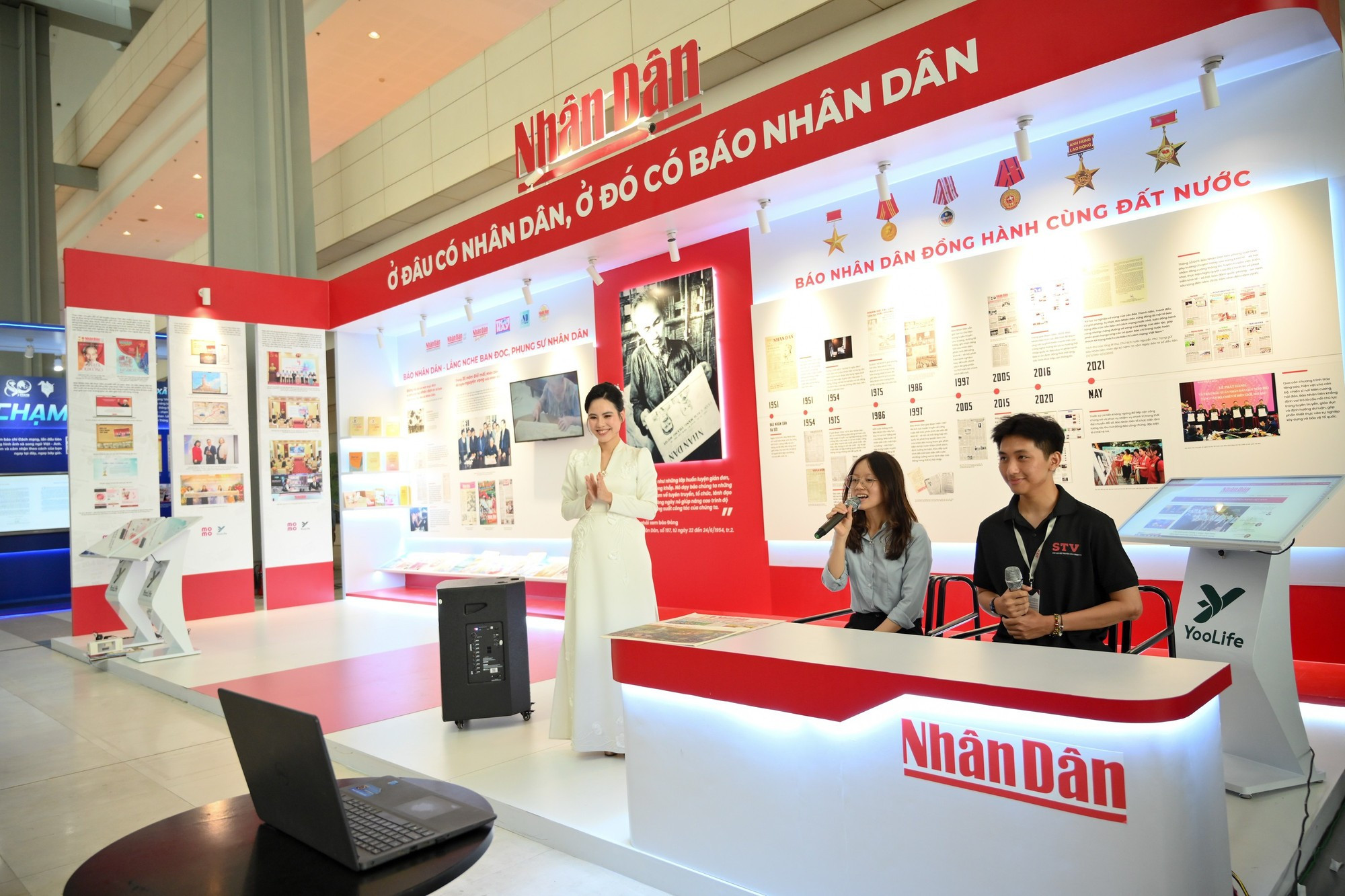 A los jóvenes les fascinan “trabajar” en un ambiente de comunicaciones profesional.