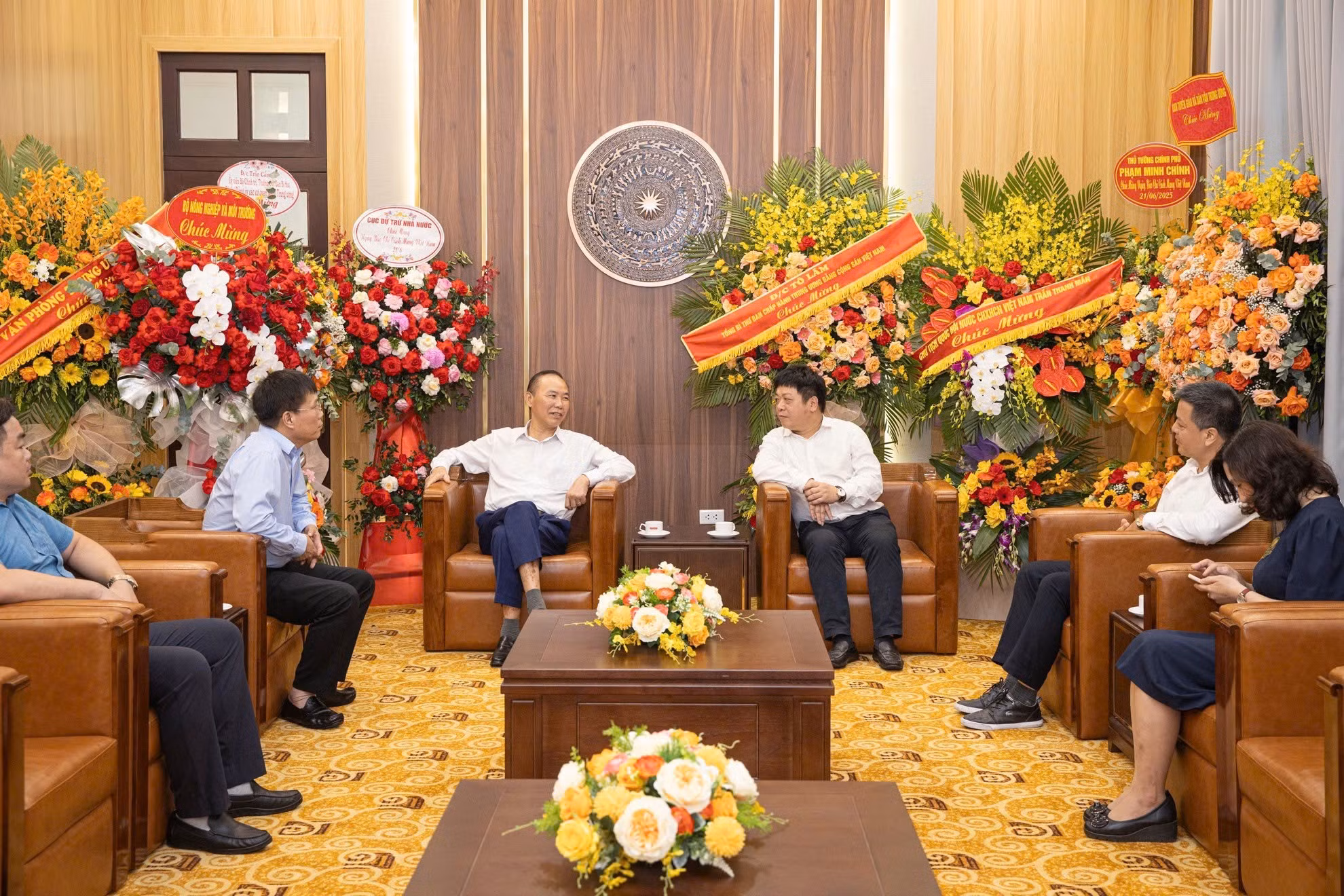 El viceministro Phung Duc Tien informa algunos resultados de operación de su cartera en los primeros cincos meses del año y recaba el apoyo de Nhan Dan para divulgar más ampliamente sobre la agricultura y el medio ambiente, en especial la seguridad alimentaria en la actual coyuntura.