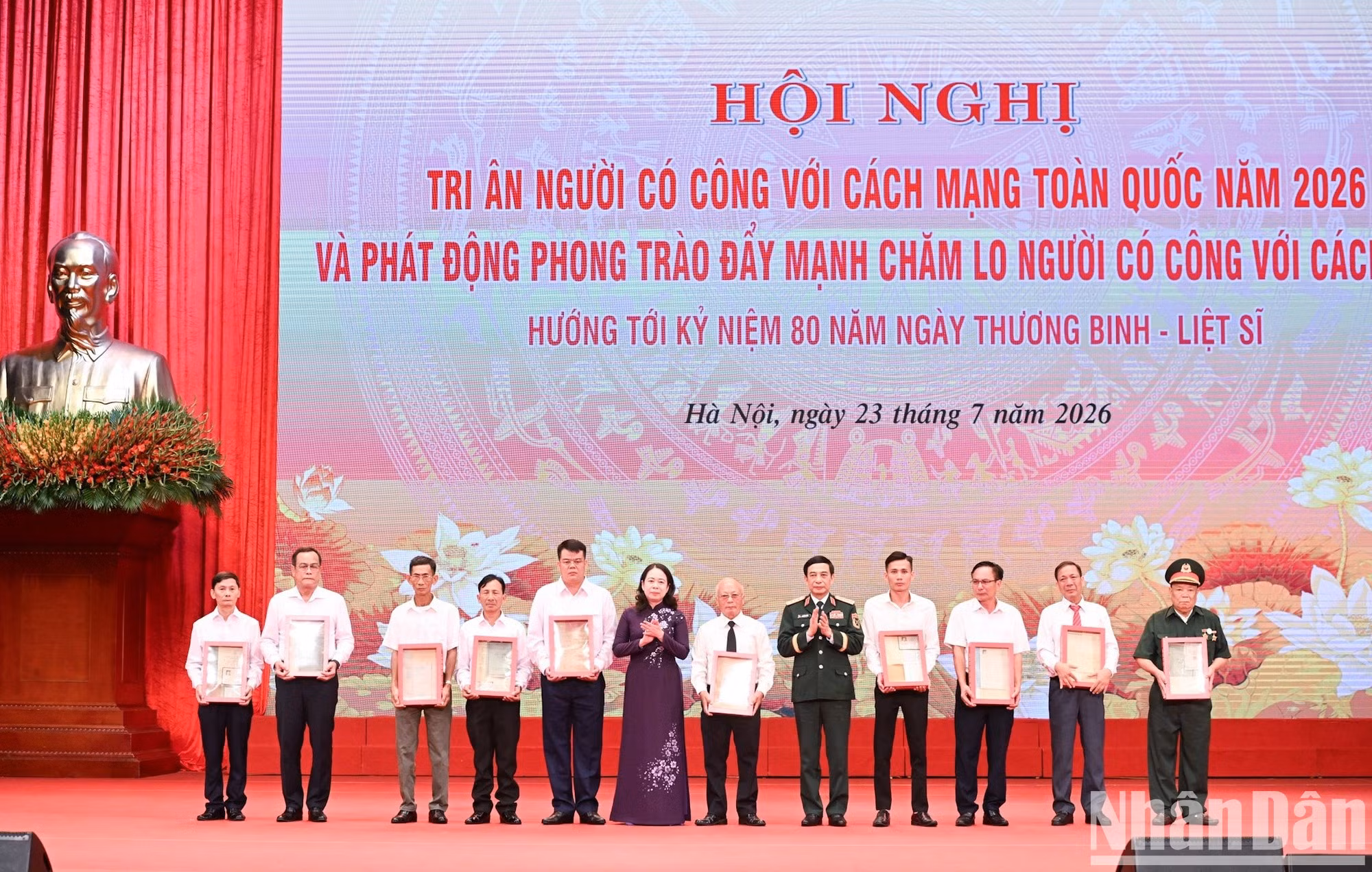El general Phan Van Giang, viceprimer ministro y titular de Defensa, y Vo Thi Anh Xuan, secretaria del Comité Central del Partido Comunista de Vietnam y vicepresidenta de la República, otorgan enseres de mártires de guerra a sus familias. Se trata de cuadros y soldados enviados a Vietnam del Sur para desplegar las operaciones revolucionarias durante la resistencia nacional contra los imperialistas estadounidenses.