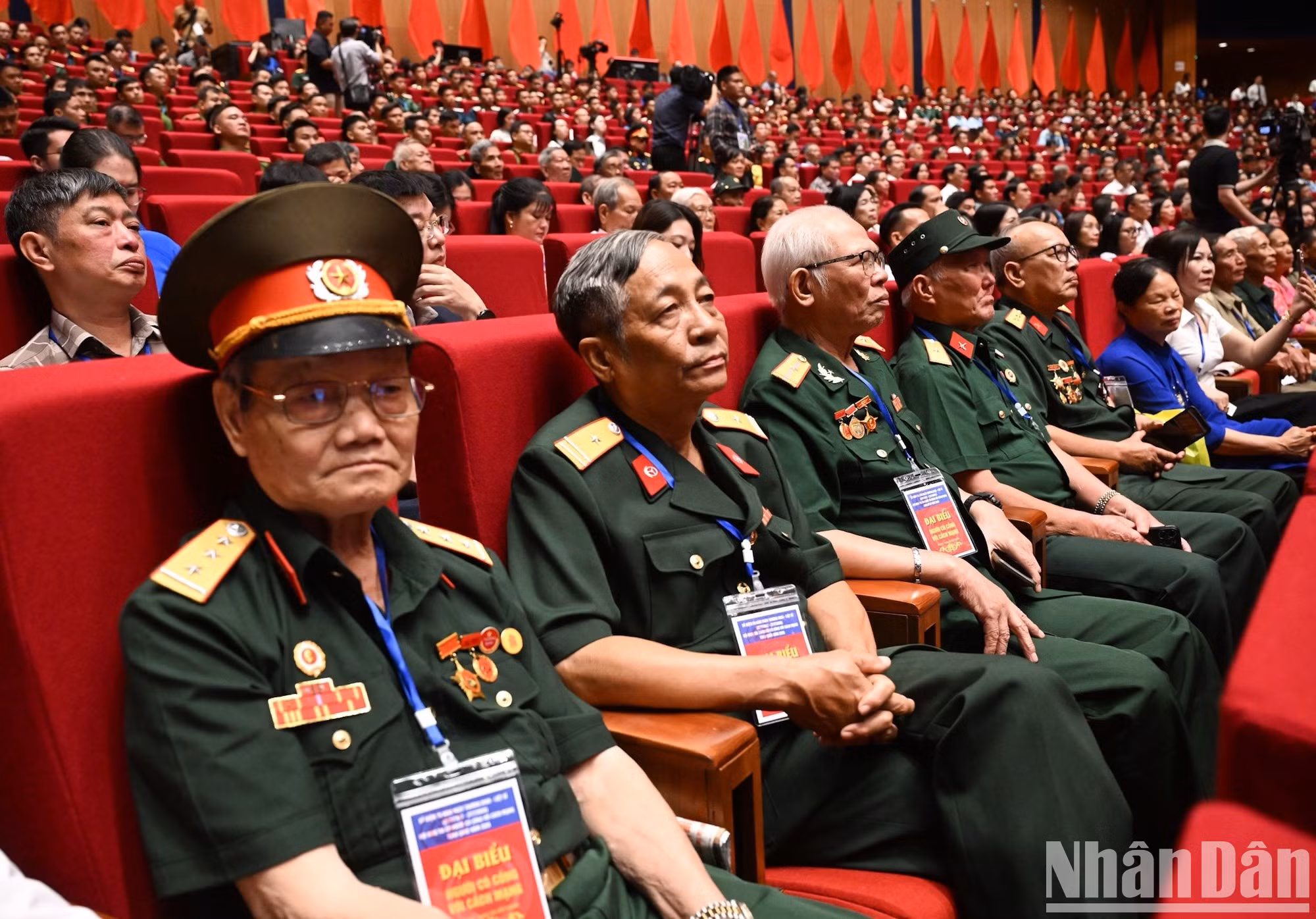 Ciudadanos con servicios meritorios a la Revolución asisten a la conferencia.