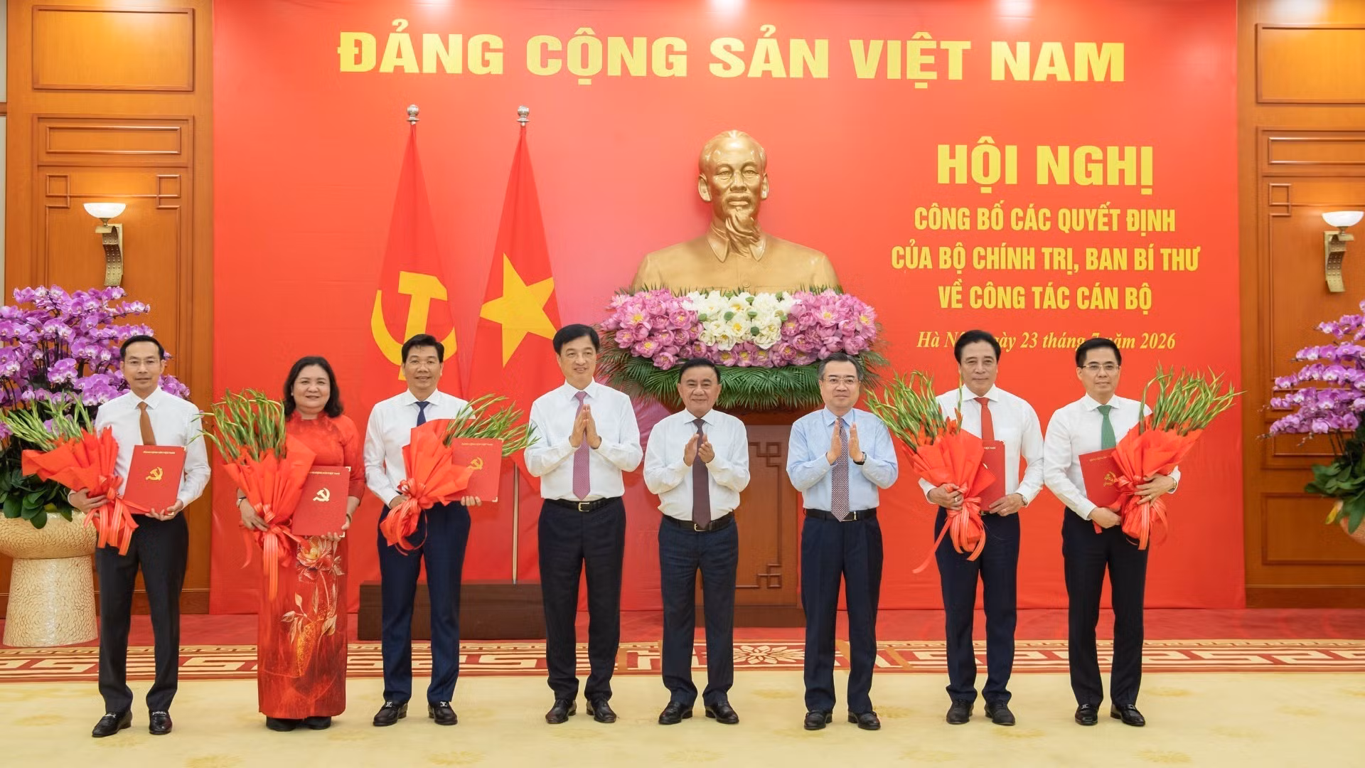 El integrante del Buró Político y miembro permanente del Secretariado del Comité Central del Partido Comunista de Vietnam, Tran Cam Tu, entrega decisiones del Buró Político y del Secretariado en materia de personal a los funcionarios asignados.