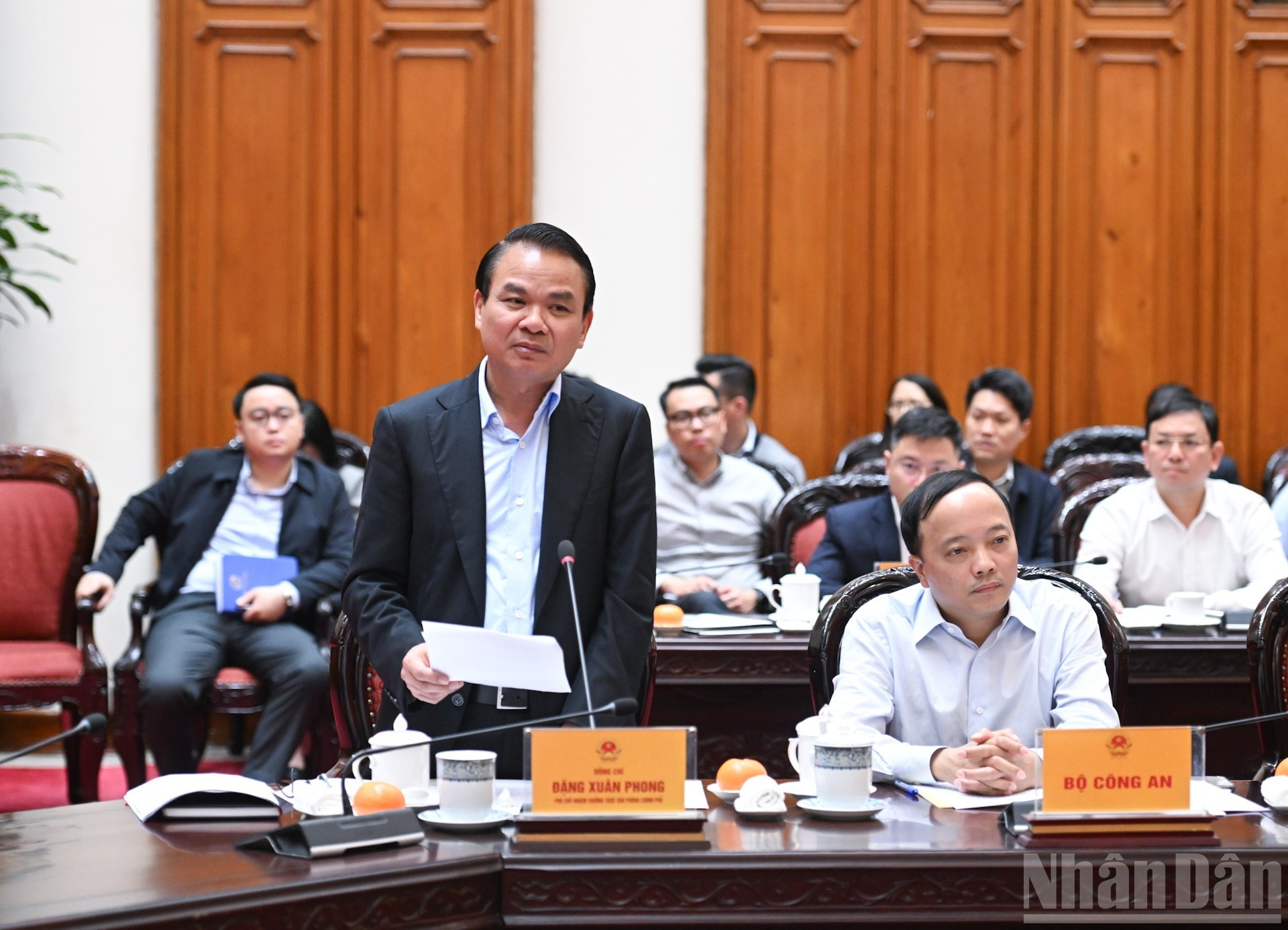 El subjefe permanente de la Oficina Gubernamental, Dang Xuan Phong, aporta opiniones.