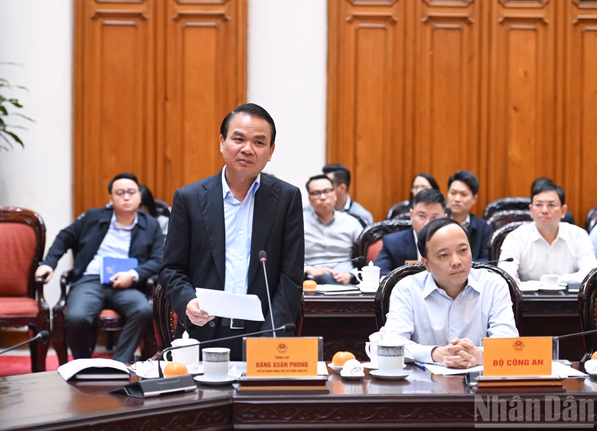 El subjefe permanente de la Oficina Gubernamental, Dang Xuan Phong, aporta opiniones.