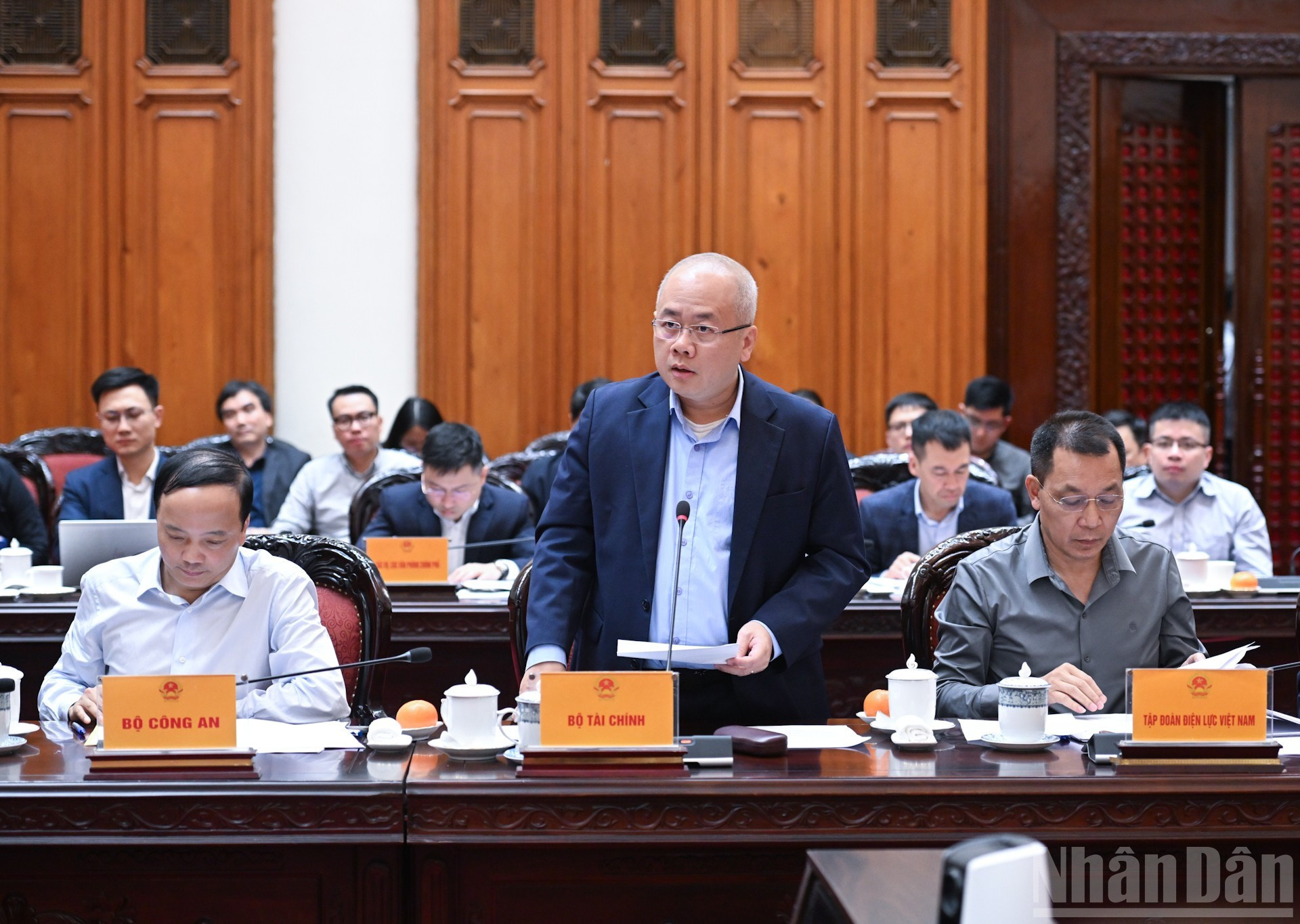 El viceministro de Finanzas Do Thanh Trung habla en la reunión.