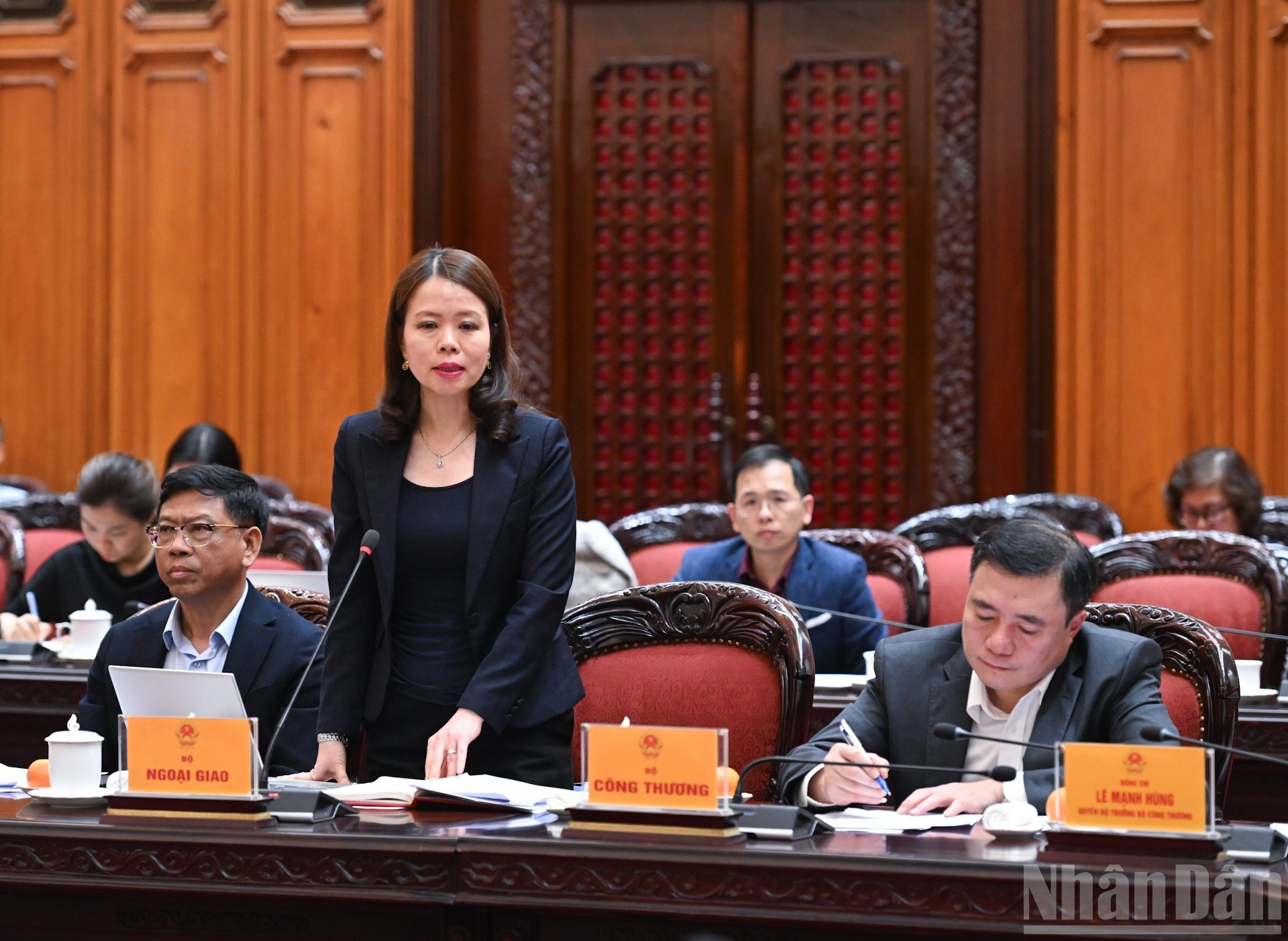 La viceministra de Relaciones Exteriores Nguyen Minh Hang tiene la palabra.