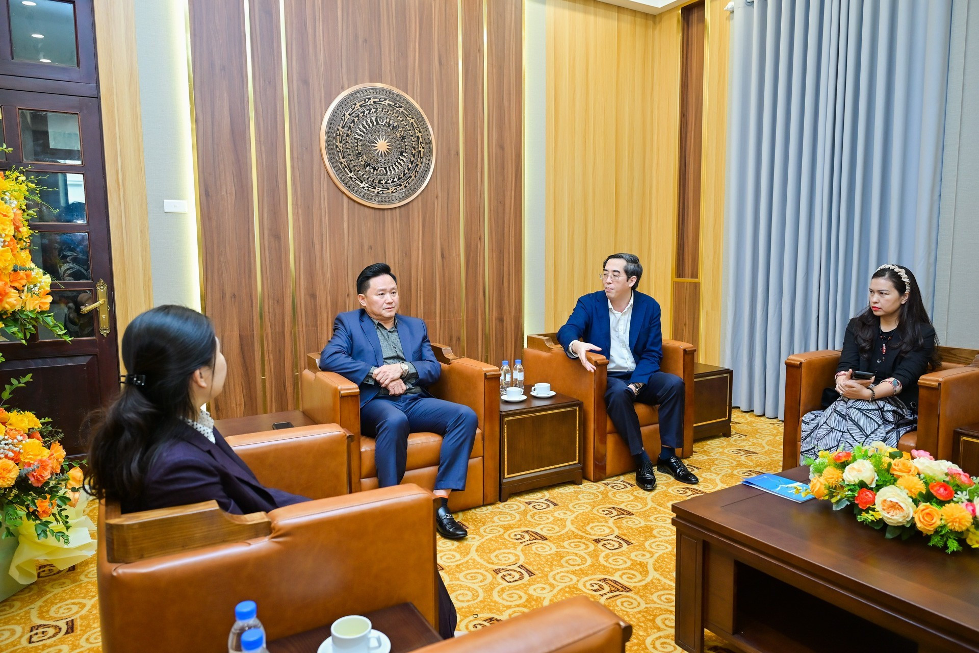 Vista de la reunión entre el redactor subjefe de este periódico Nguyen Van Hung y colegas de la Revista Comunista.