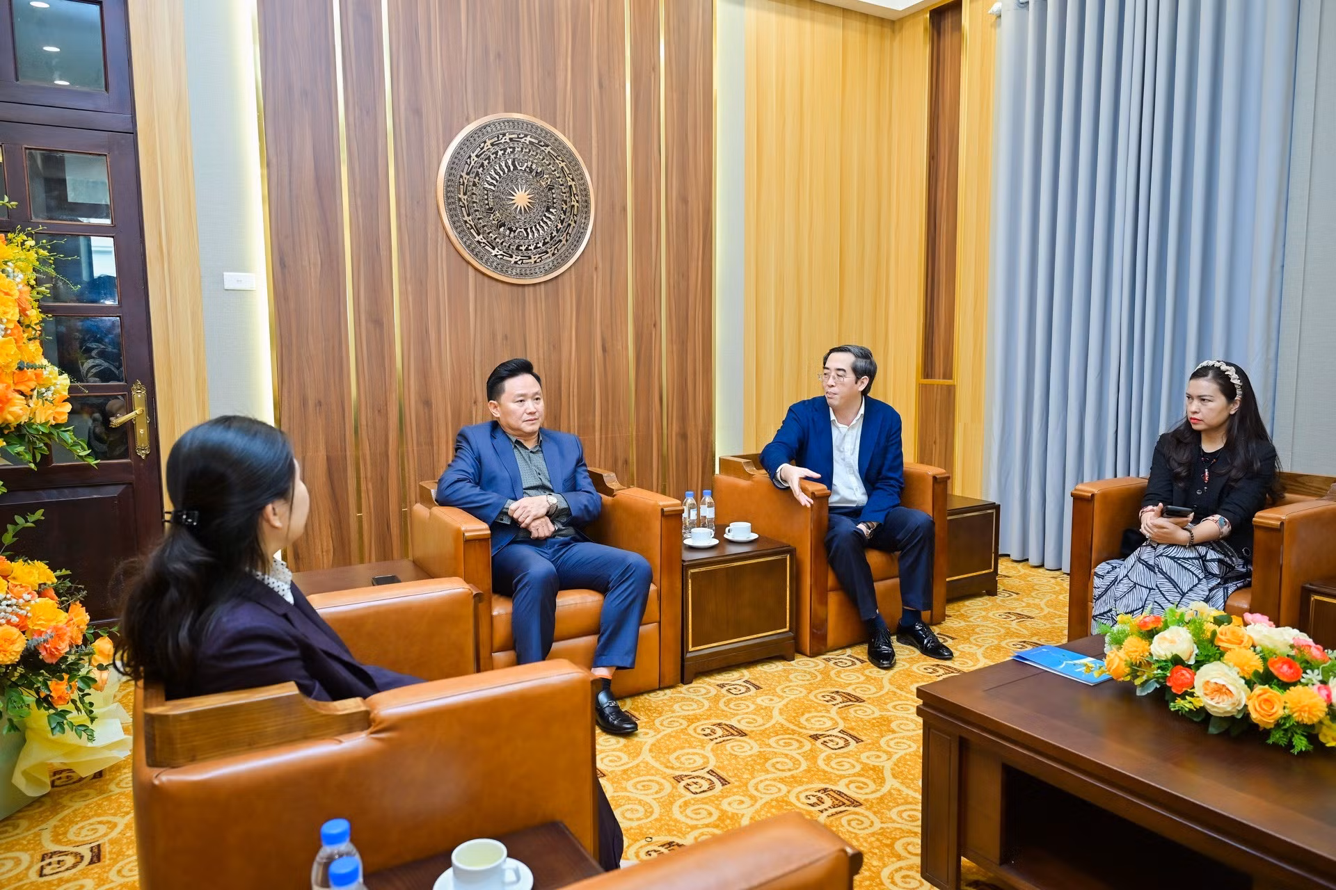 Vista de la reunión entre el redactor subjefe de este periódico Nguyen Van Hung y colegas de la Revista Comunista.