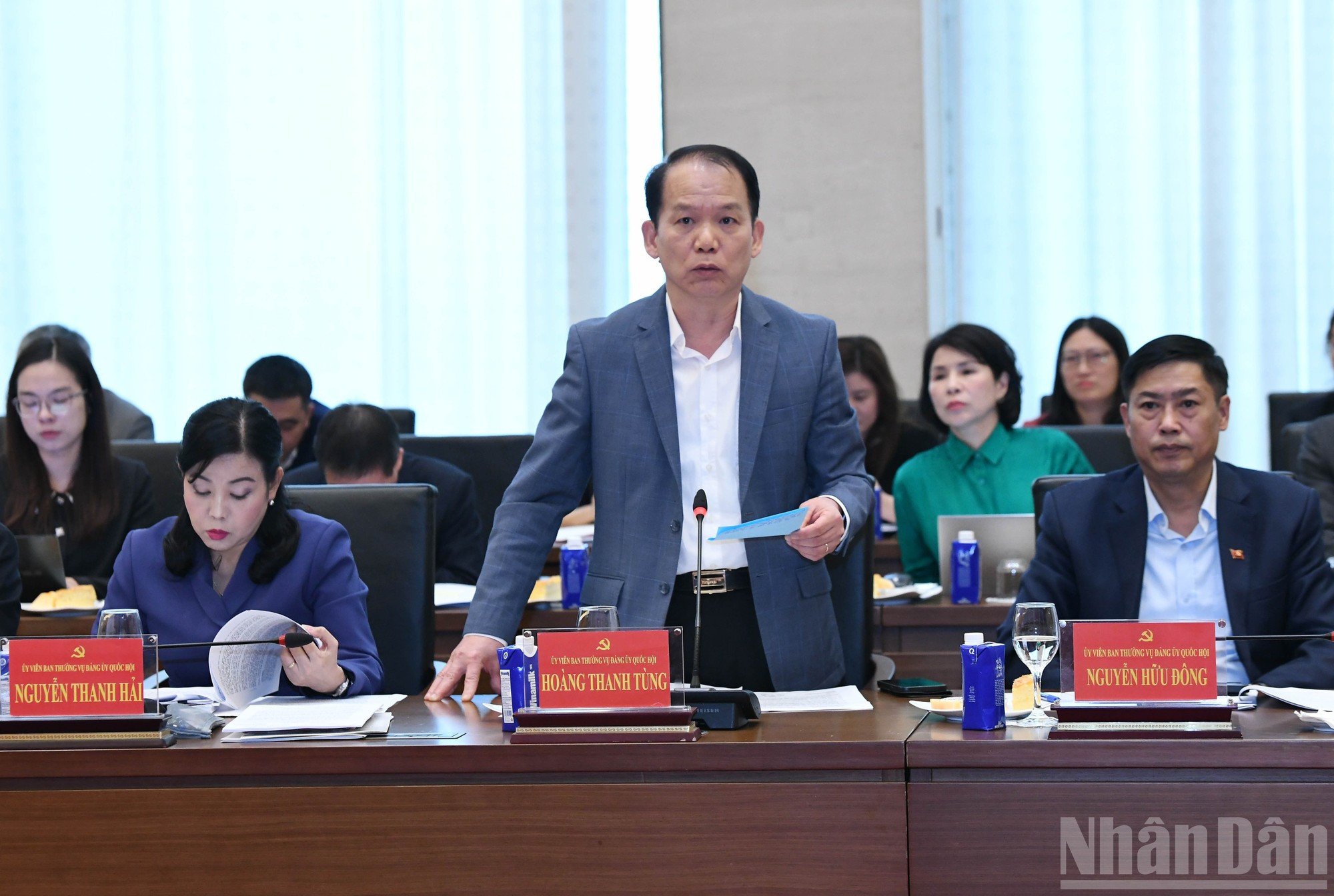 Hoang Thanh Tung, jefe de la Comisión de Asuntos Jurídicos y Judiciales de la Asamblea Nacional, interviene en la reunión.