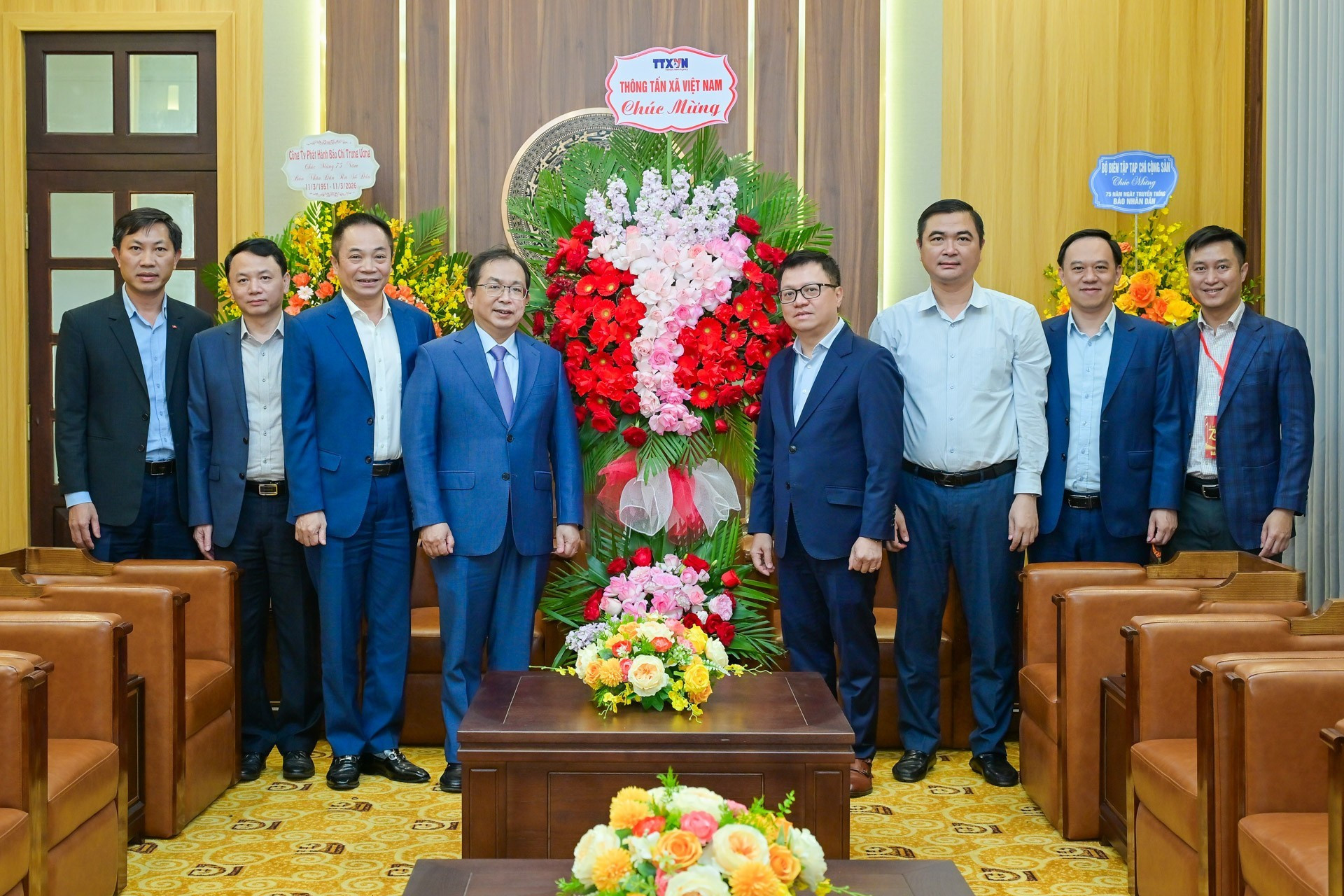 Le Quoc Minh, miembro del Comité Central del PCV, presidente-editor de Nhan Dan, subjefe de la Comisión de Propaganda y Movilización de Masas del Comité Central del PCV y titular de la Asociación de Periodistas del país, recibe hoy a una delegación de la VNA encabezada por Nguyen Tuan Hung, vicedirector general de esa agencia.