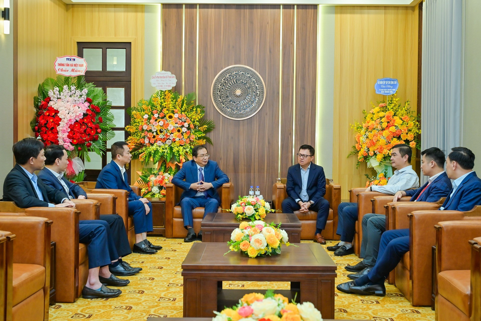 Vista de la reunión entre Quoc Minh y los delegados de la VNA.