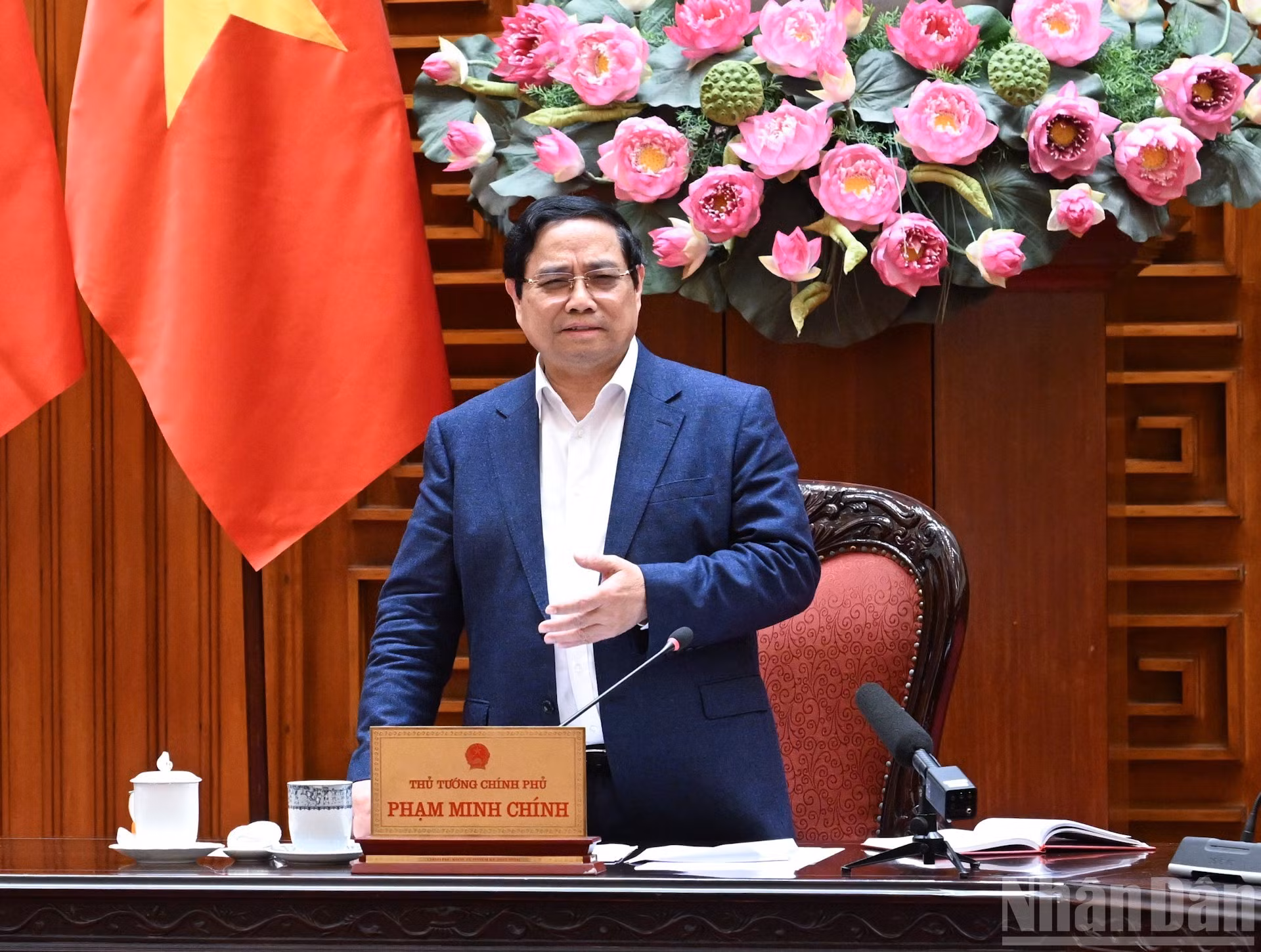 El premier Pham Minh Chinh dirige la reunión.