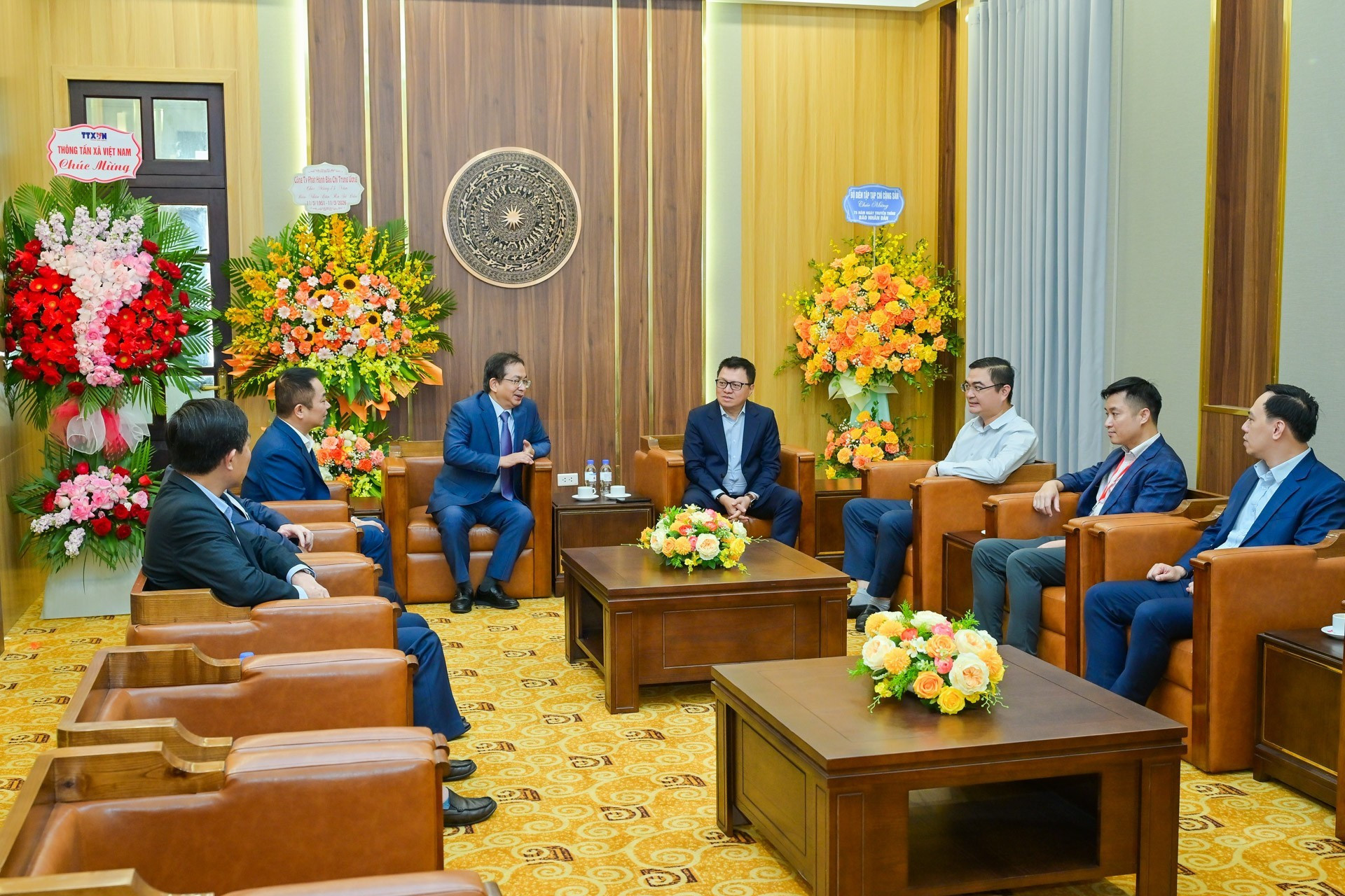 Vista de la reunión entre Quoc Minh y los delegados de la VNA.