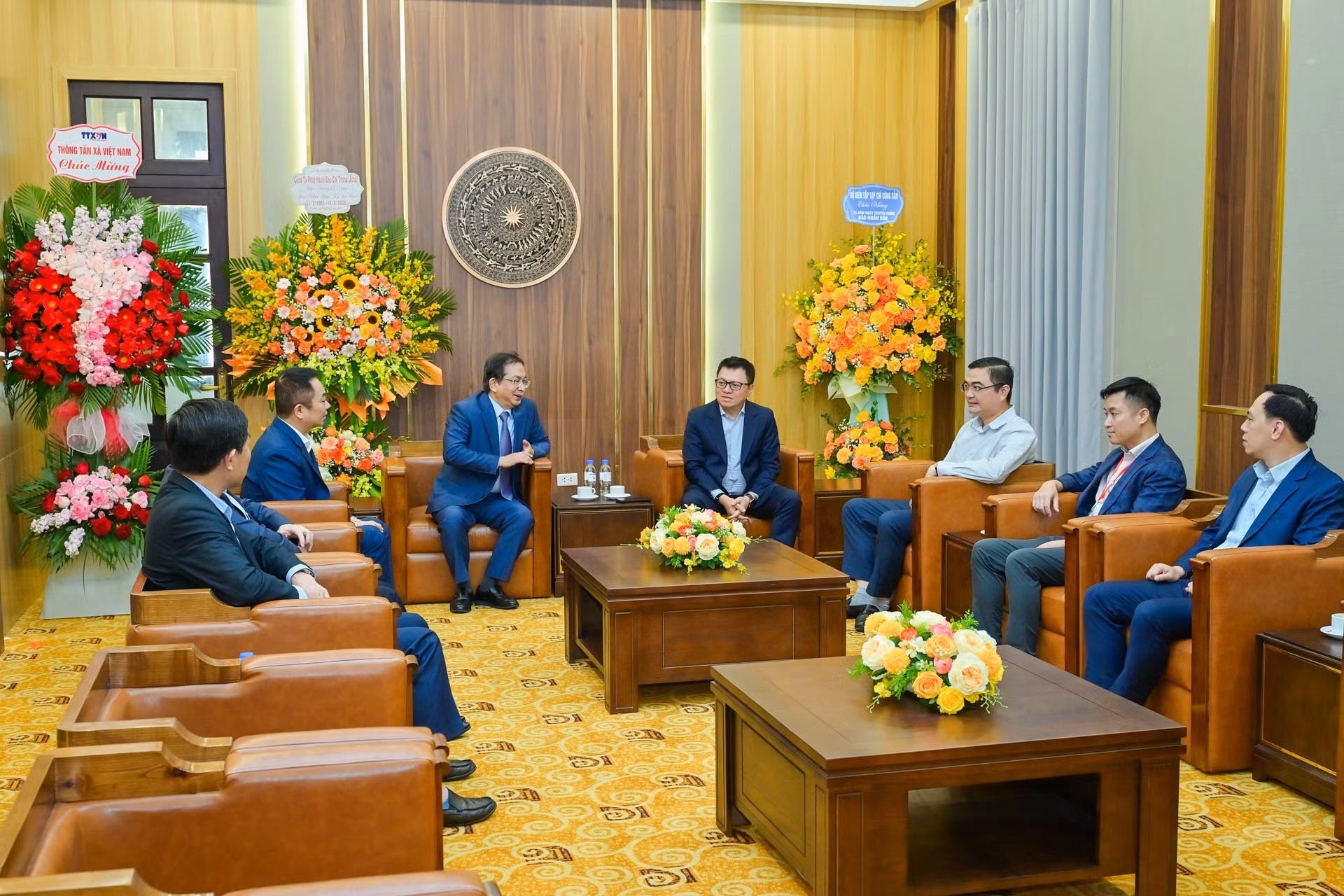 Vista de la reunión entre Quoc Minh y los delegados de la VNA.