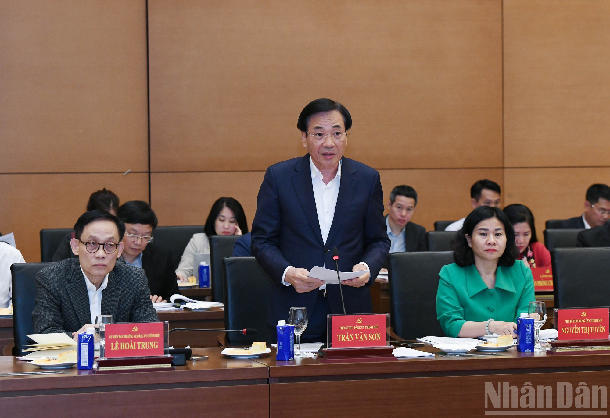 El ministro-jefe de la Oficina Gubernamental, Tran Van Son, presenta un informe.