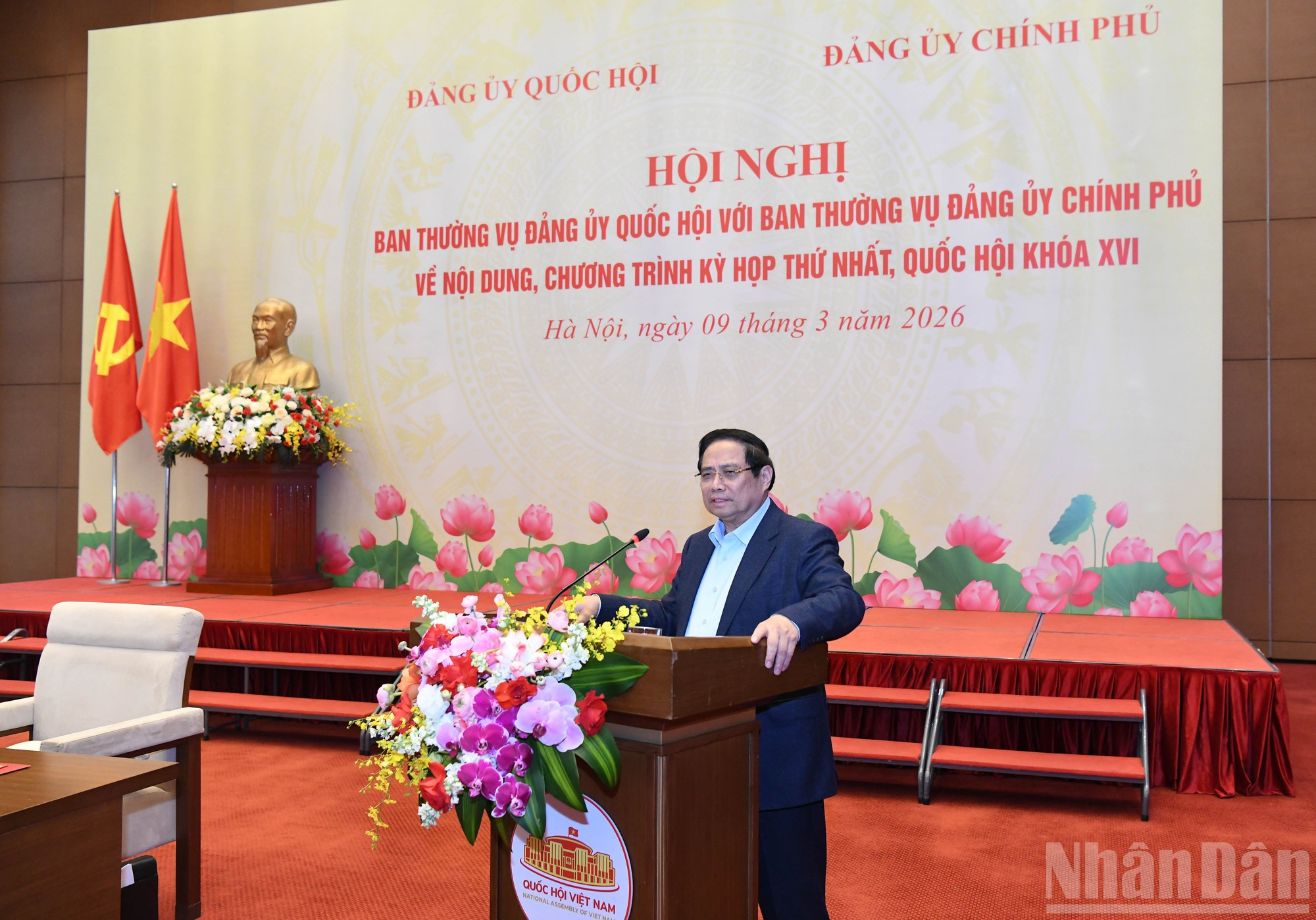 El secretario del Comité del PCV en el Gobierno y primer ministro, Pham Minh Chinh, da palabras.