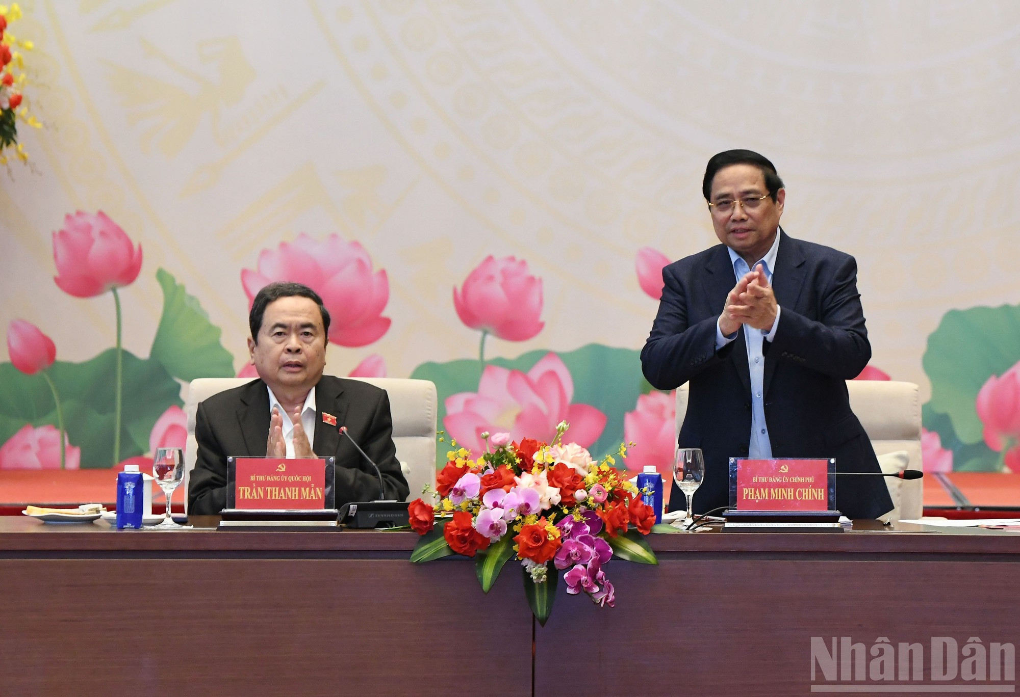 El secretario del Comité del Partido Comunista de Vietnam en el Gobierno y primer ministro, Pham Minh Chinh (de pie), y el secretario del Comité del Partido en la Asamblea Nacional y presidente de esta entidad, Tran Thanh Man, conducen la conferencia.