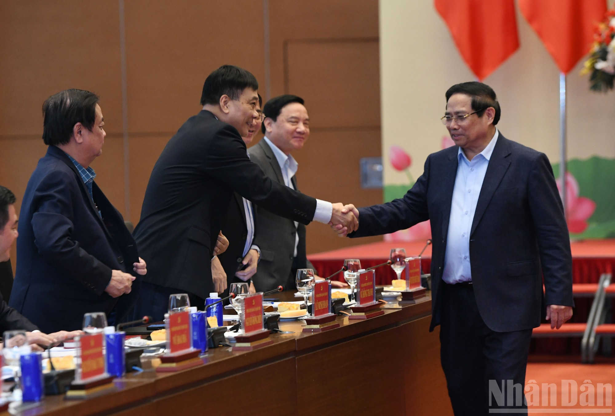 El secretario del Comité del PCV en el Gobierno y primer ministro, Pham Minh Chinh, y delegados a la conferencia.