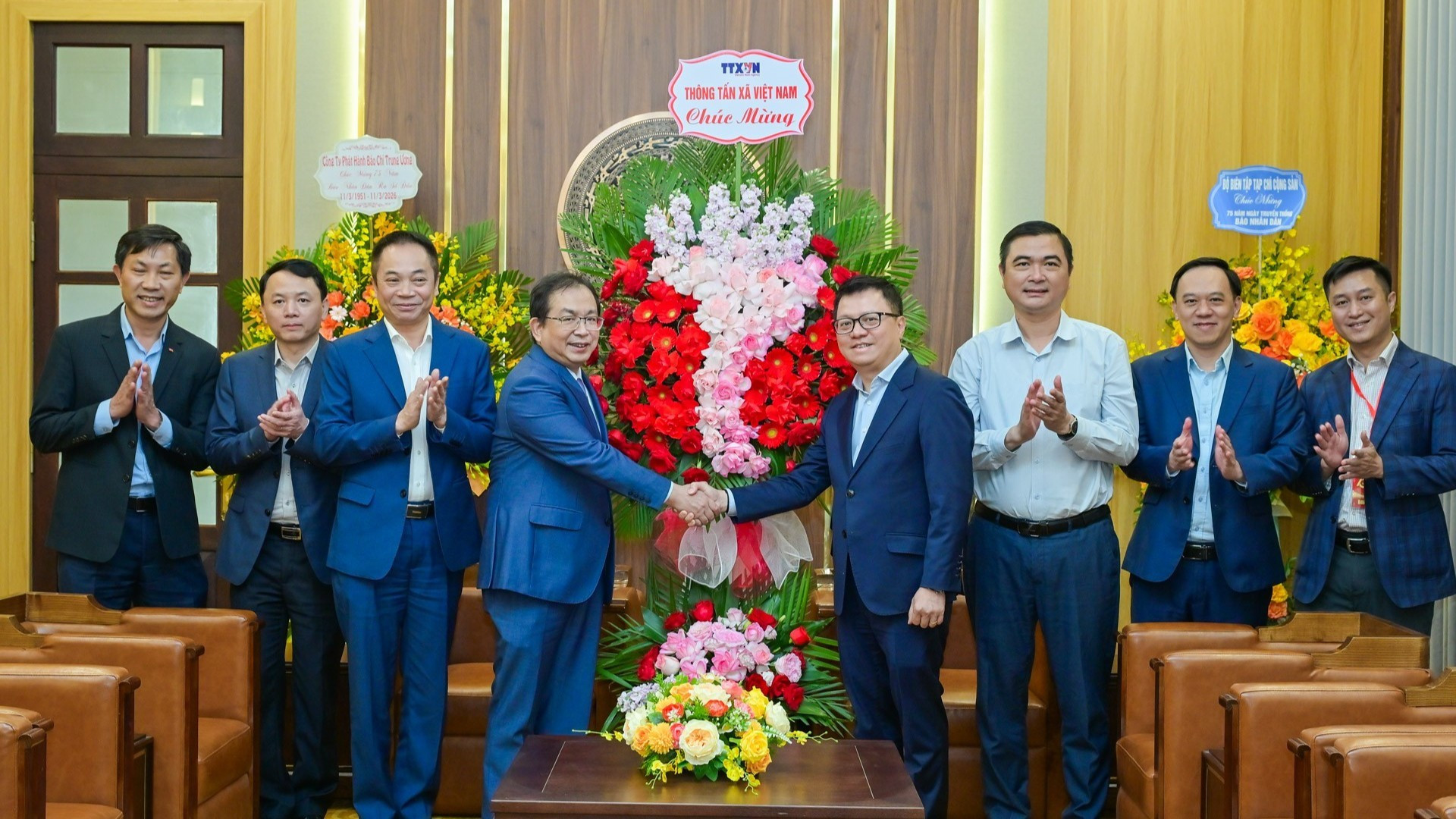 El presidente-editor del periódico Nhan Dan (Pueblo), Le Quoc Minh, recibe a una delegación de la Agencia Vietnamita de Noticias.
