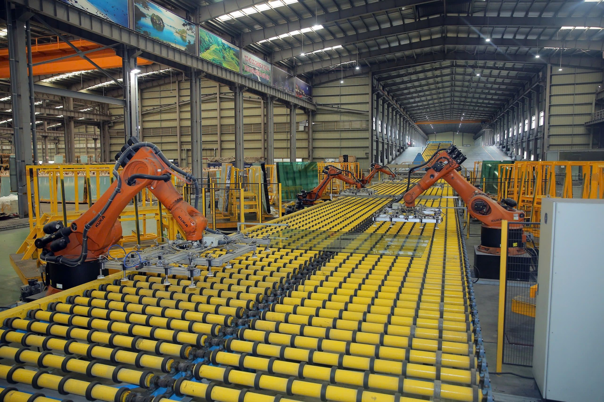 Una línea de producción de la fábrica de vidrio CFG.