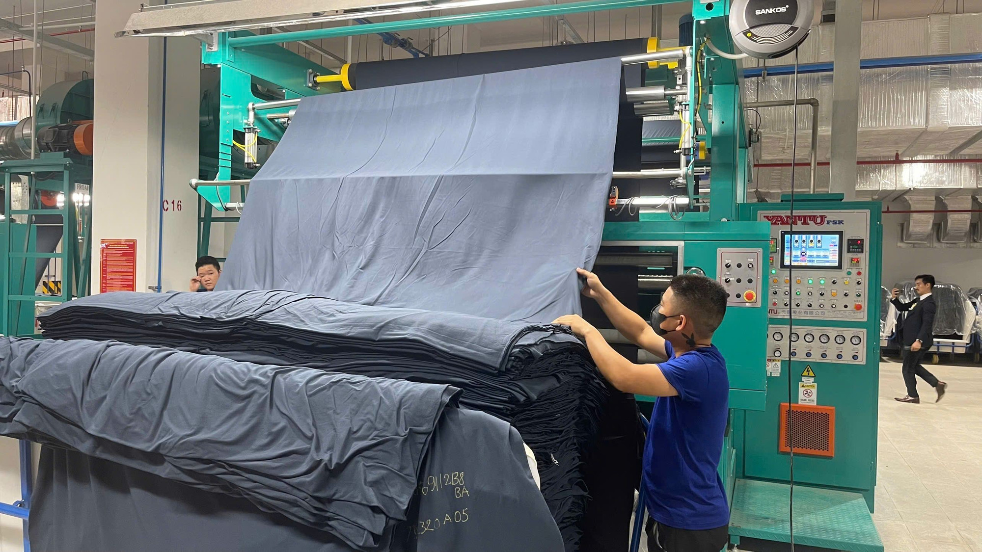 Línea de producción altamente automatizada en la fábrica de teñido textil construida por el Grupo Toray de Japón en el Parque Industrial de Rang Dong Nam Dinh, en Ninh Binh.