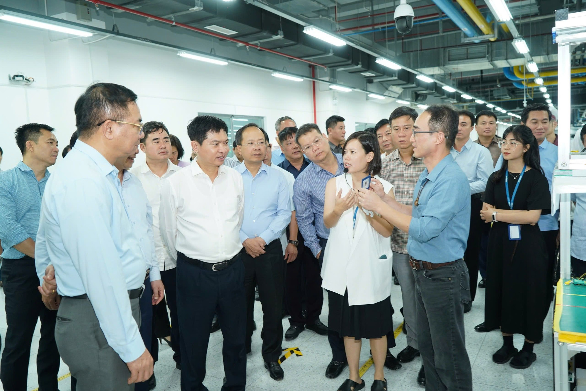 Una delegación visita fábricas en el Parque Industrial de Dong Van, en Ninh Binh.