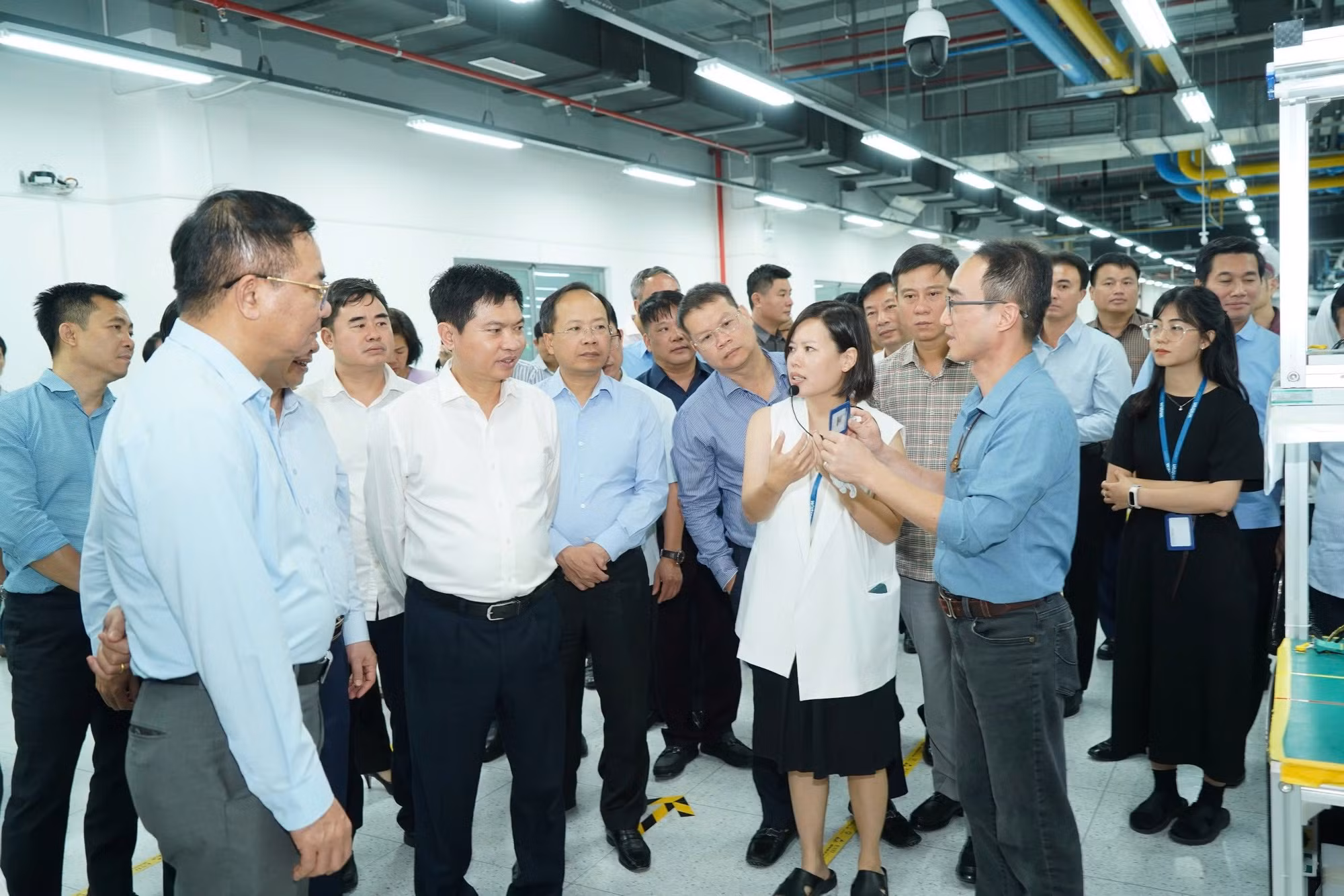 Una delegación visita fábricas en el Parque Industrial de Dong Van, en Ninh Binh.