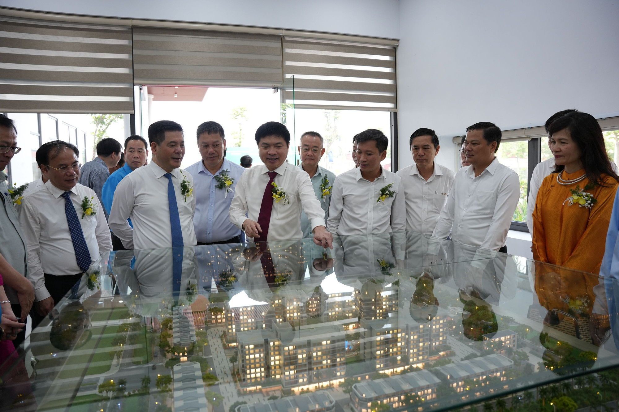 Una delegación visita el área de viviendas sociales en el barrio de Dong Van, en Ninh Binh.