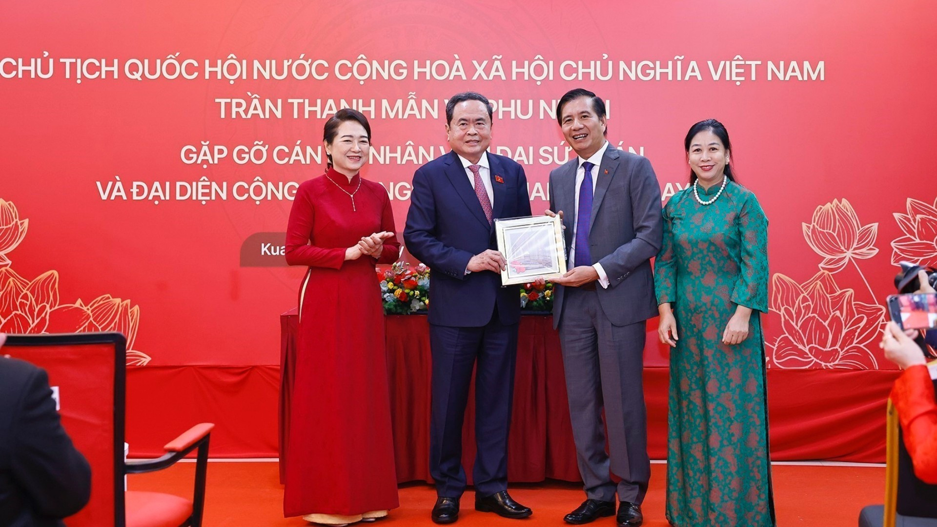 El jefe del Legislativo y su esposa entregan un regalo al embajador de Vietnam en Malasia, Dinh Ngoc Linh, y su cónyuge. El jefe del Legislativo y su esposa entregan un regalo al embajador de Vietnam en Malasia, Dinh Ngoc Linh, y su cónyuge.