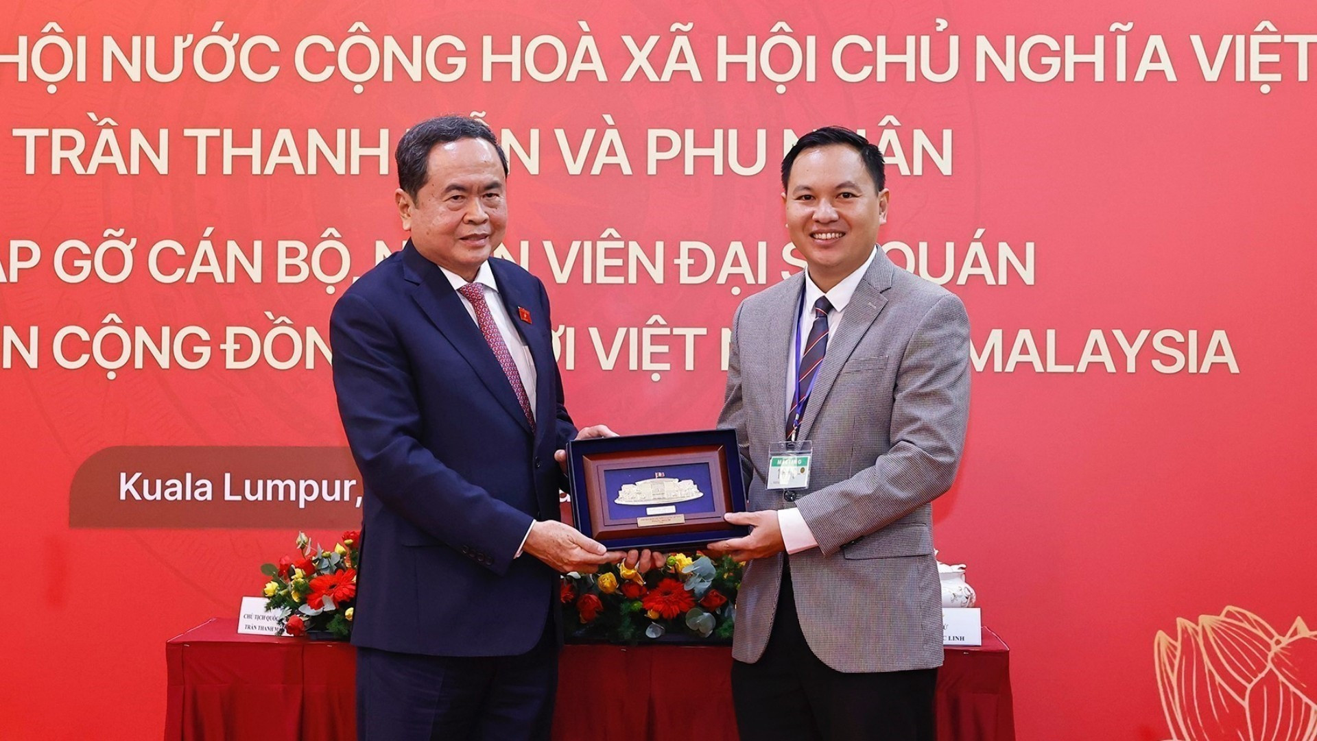 El dirigente entrega regalos a representantes de la comunidad vietnamita en Malasia. El dirigente entrega regalos a representantes de la comunidad vietnamita en Malasia.