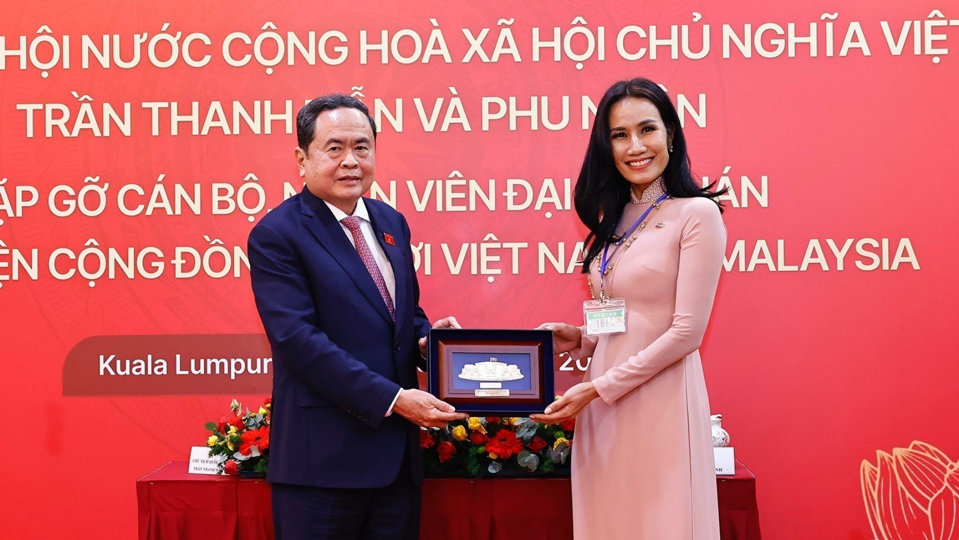 El dirigente entrega regalos a representantes de la comunidad vietnamita en Malasia. El dirigente entrega regalos a representantes de la comunidad vietnamita en Malasia.