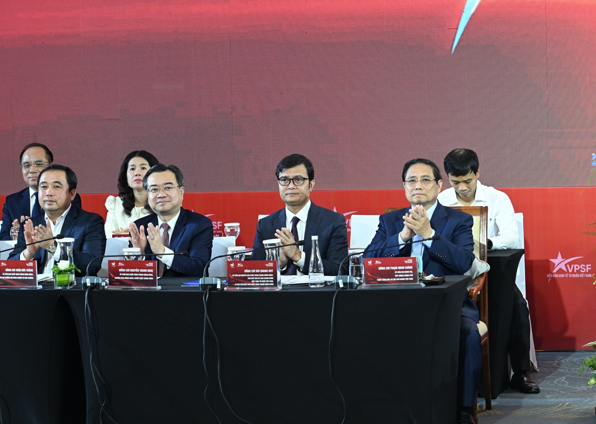 El premier Pham Minh Chinh y delegados a la reunión.
