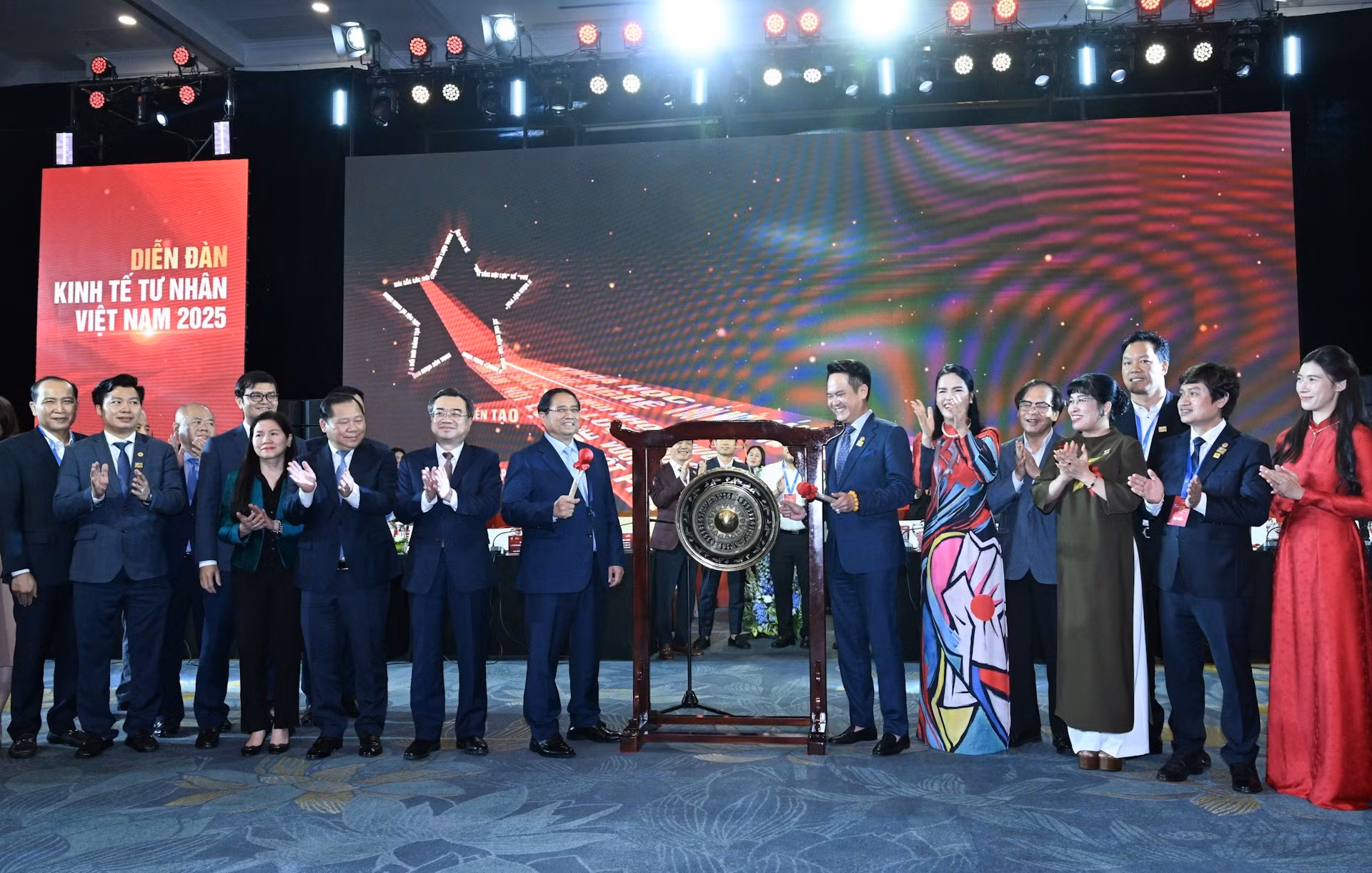El premier Pham Minh Chinh y delegados realizan el protocolario acto de tocar el gong para marcar una nueva era de desarrollo del sector privado nacional.