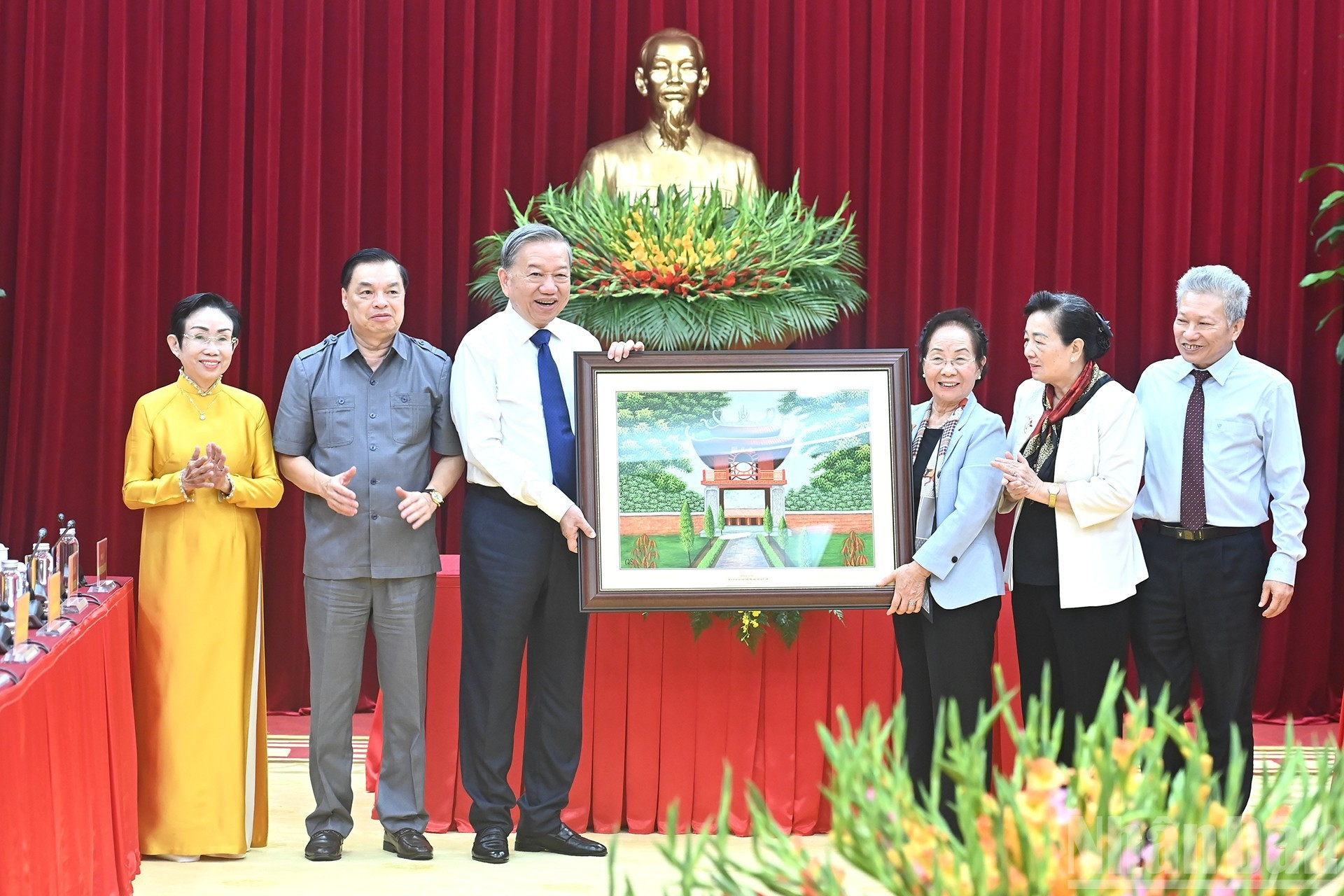 El secretario general del PCV, To Lam, entrega un regalo al Comité Central de la Asociación.